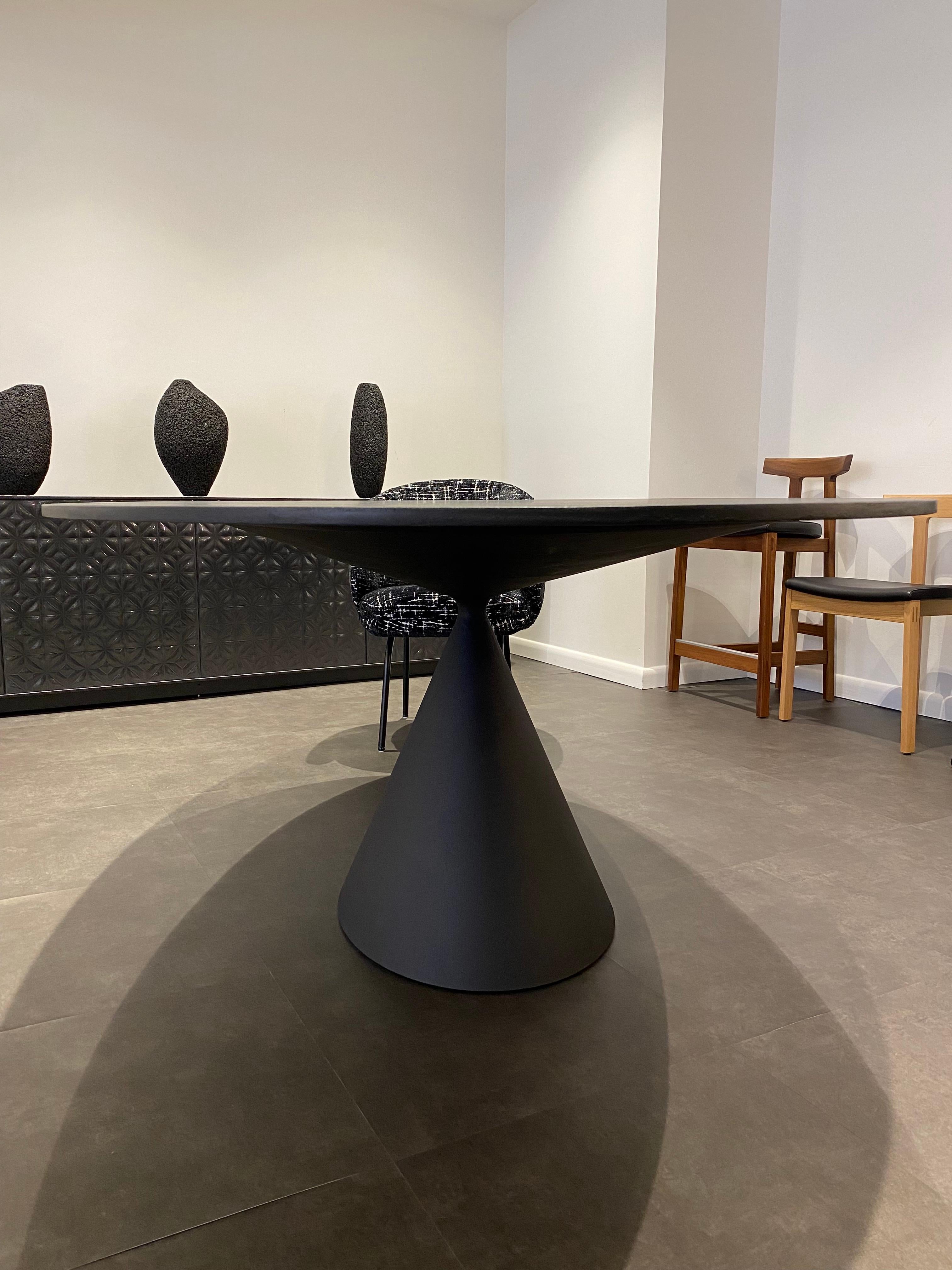 italien NOUVELLE table ronde en argile noire Desalto pour entrée ou extérieure de Marc Krusin en STOCK en vente