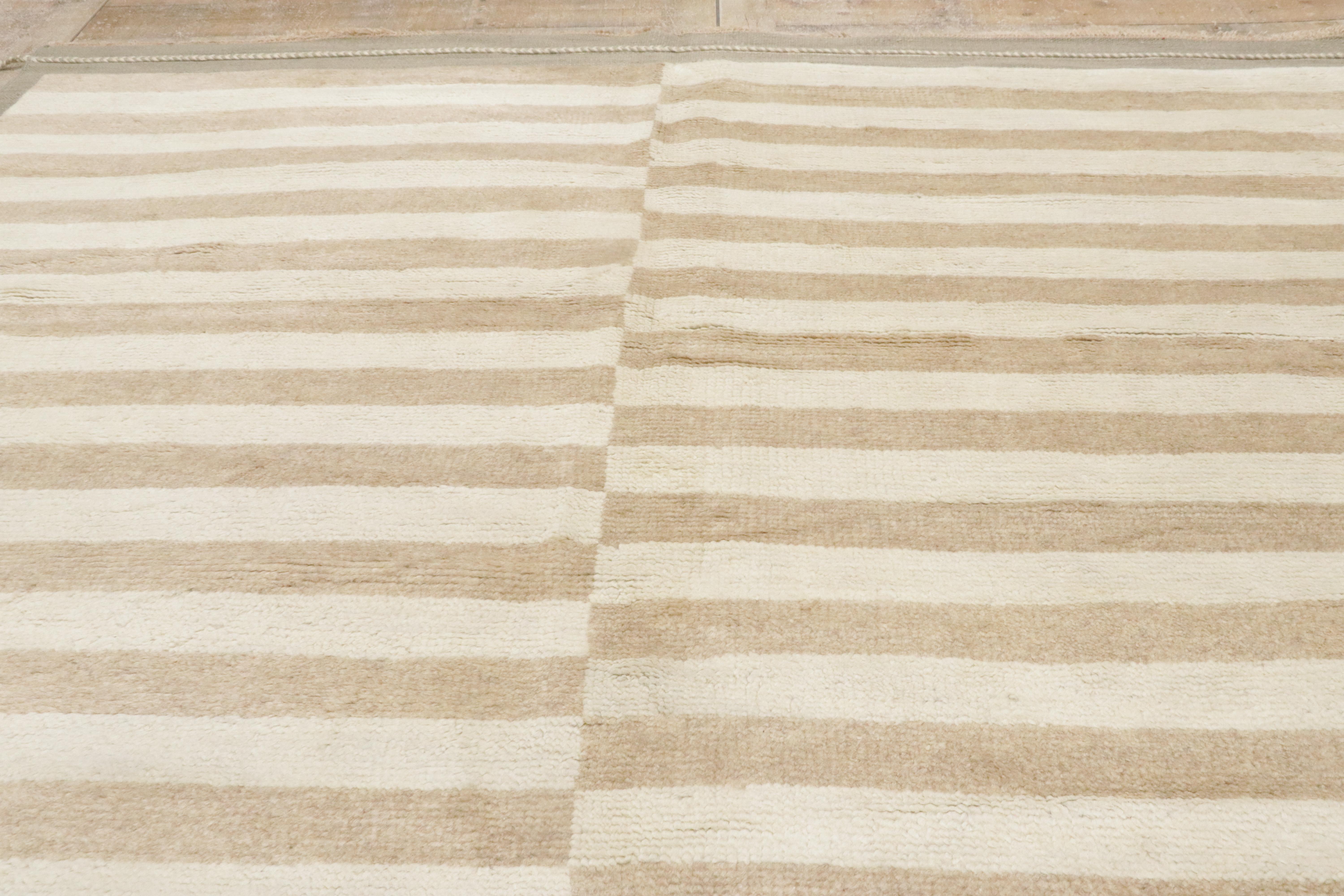 Nouveau tapis marocain moderne et organique avec lignes du désert en vente 3