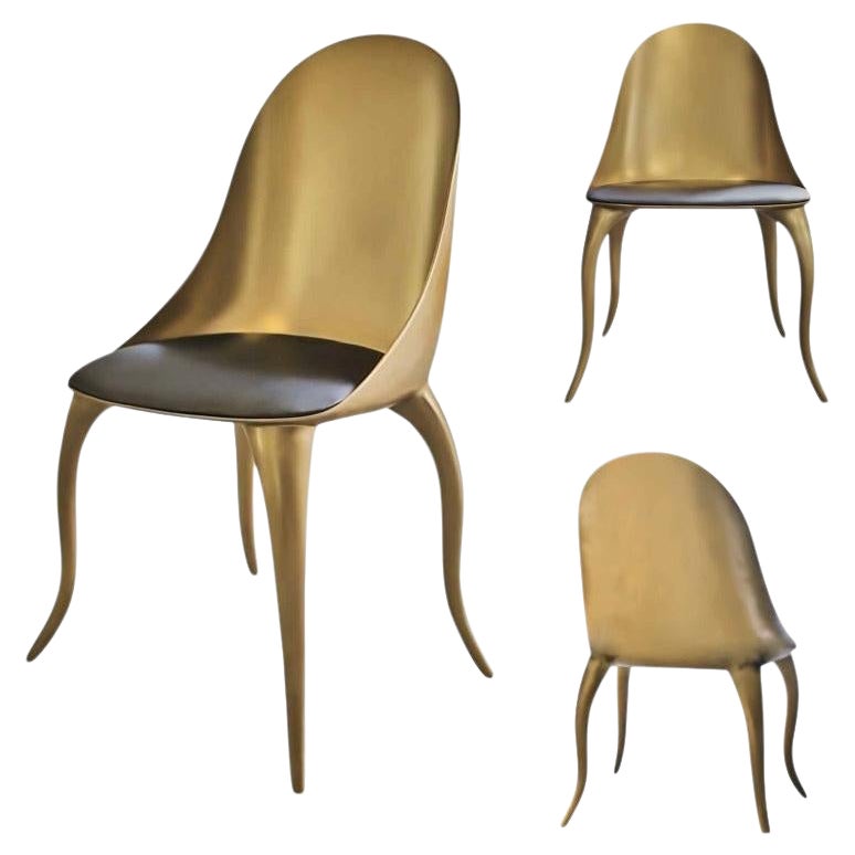 Neuer Design-Stuhl in gealterter Goldfarbe