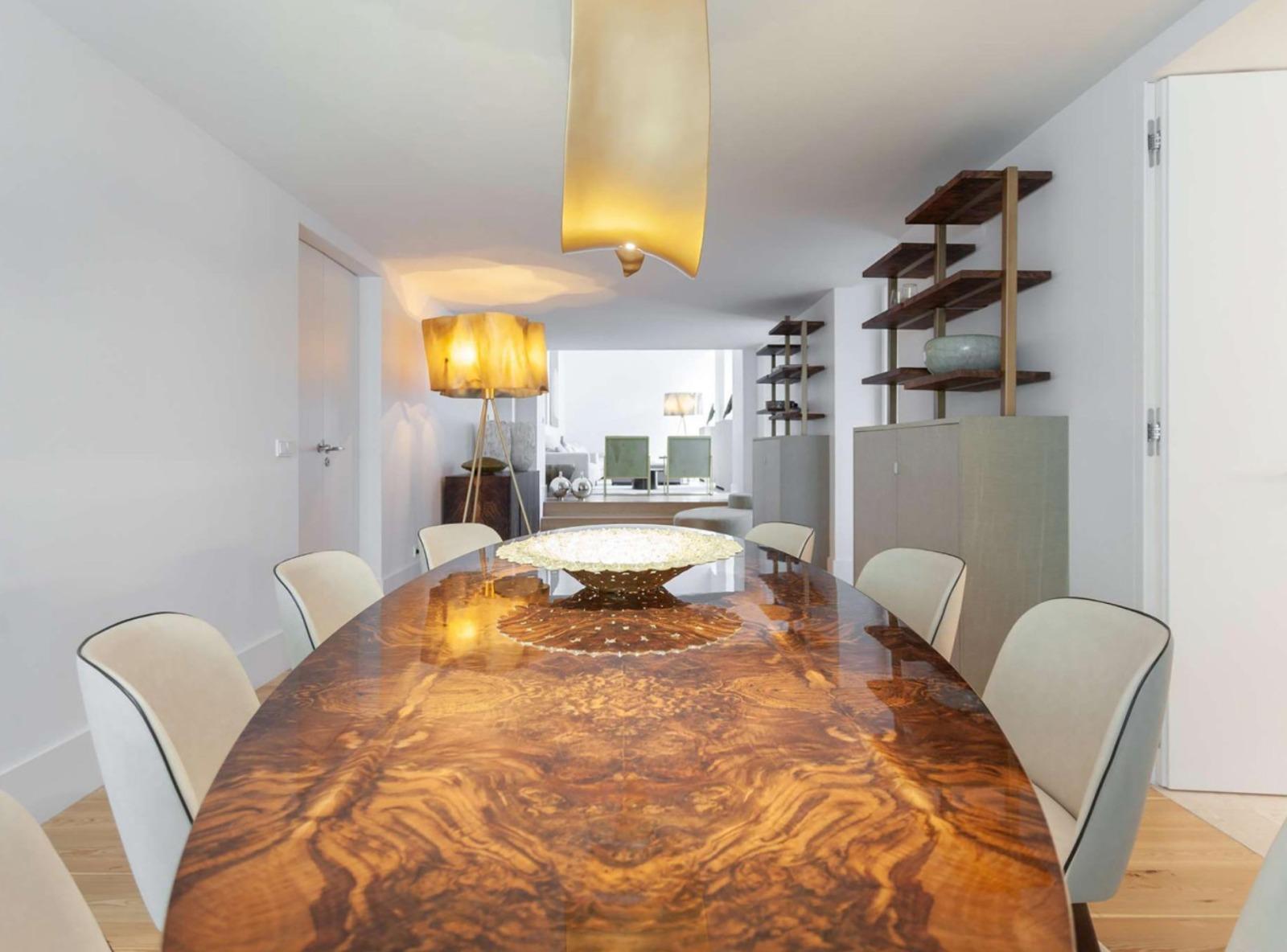 New Design Dining Table in Wood and Resin In New Condition For Sale In Madrid, ES