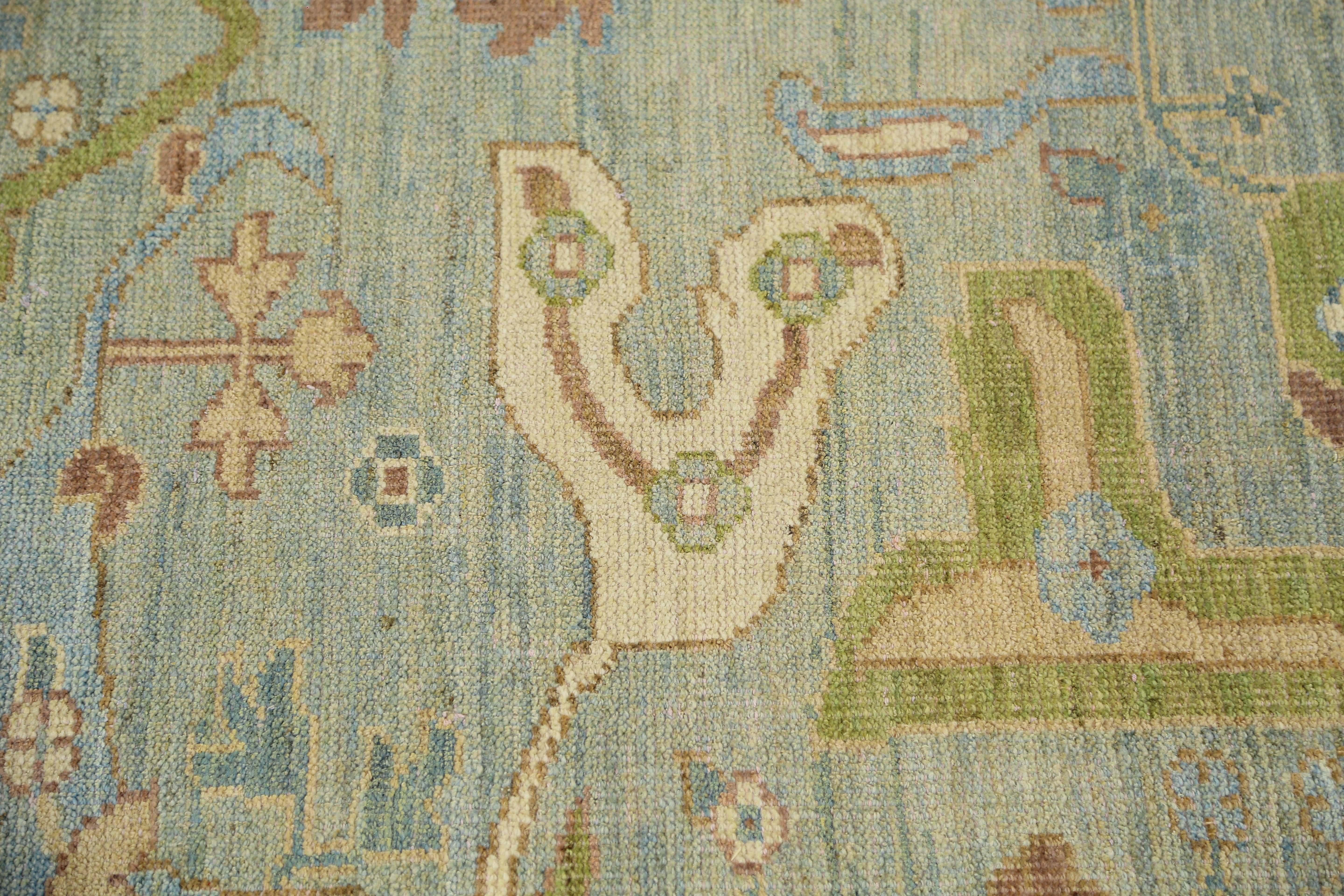 Wir stellen unseren handgefertigten türkischen Sultanabad-Teppich in den Farben Grün und Blau mit den Maßen 6'9'' x 10'0'' vor. Dieser exquisite Teppich ist aus feinster Wolle gefertigt und mit natürlichen Pigmenten gefärbt, um eine einzigartige