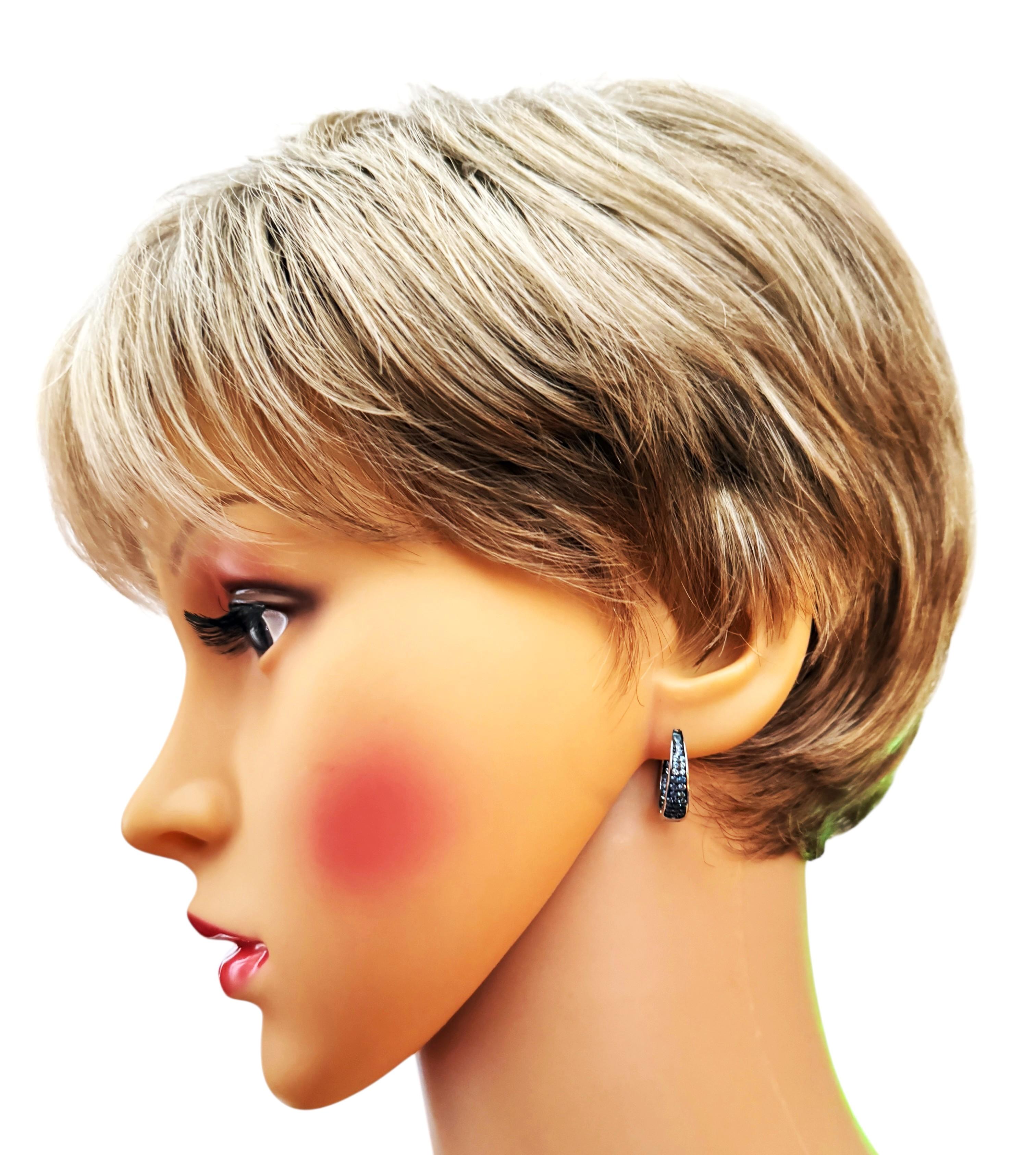 ¡Estos pendientes son simplemente preciosos!  Cada pendiente tiene 0,25 quilates de zafiros azul oscuro talla diamante.  Están engastadas en un precioso engaste de plata de ley 925 chapado en oro blanco de 24 quilates.  Son pendientes de aro y