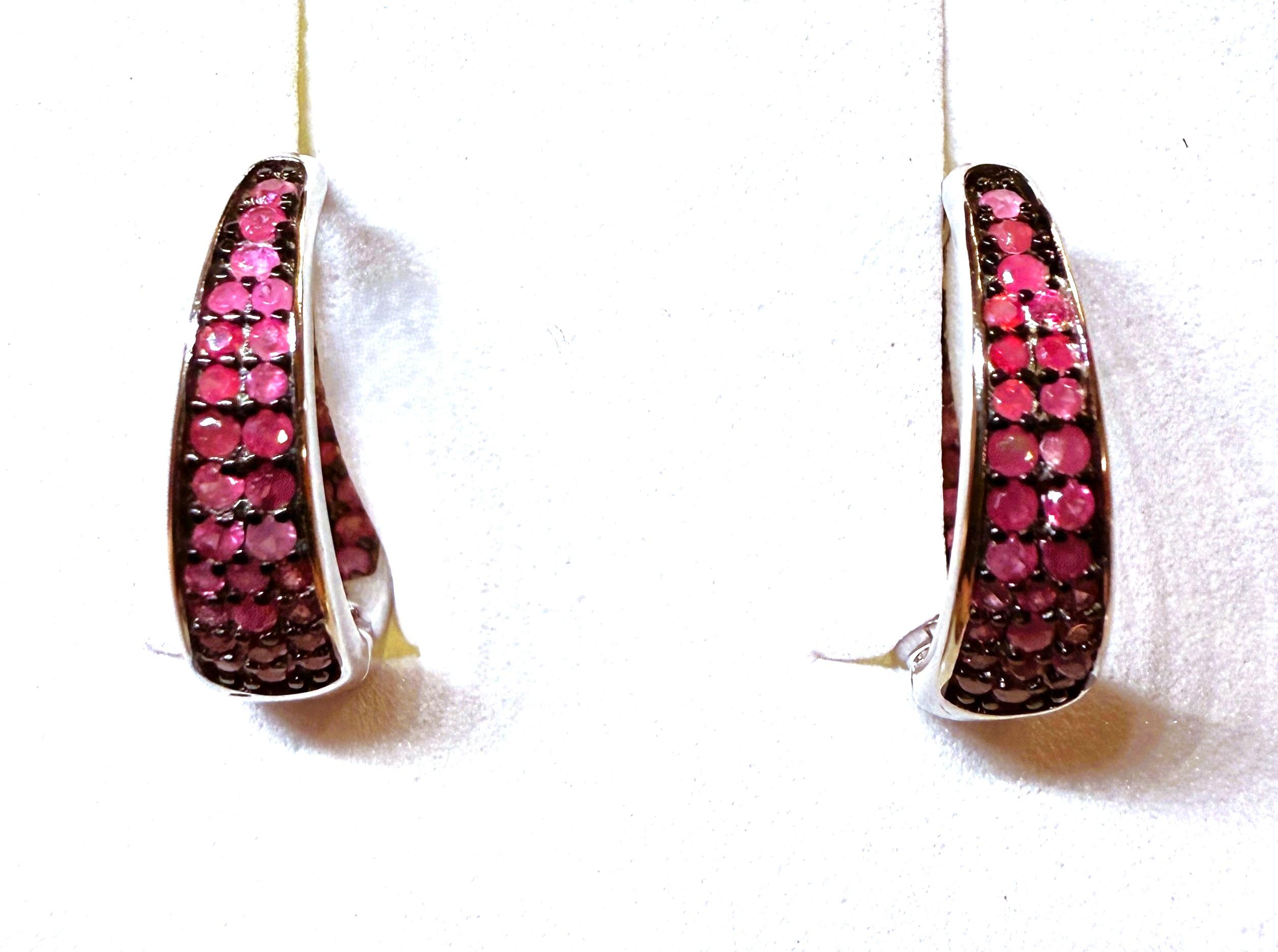 Diese Ohrringe sind einfach wunderschön!  Jeder Ohrring besteht aus rosa-roten Saphiren im Diamantschliff von 0,25 Karat.  Sie sind in eine wunderschöne Fassung aus 925er Sterlingsilber mit 24 Karat Weißgold eingefasst.  Die Ohrringe sind mit einem