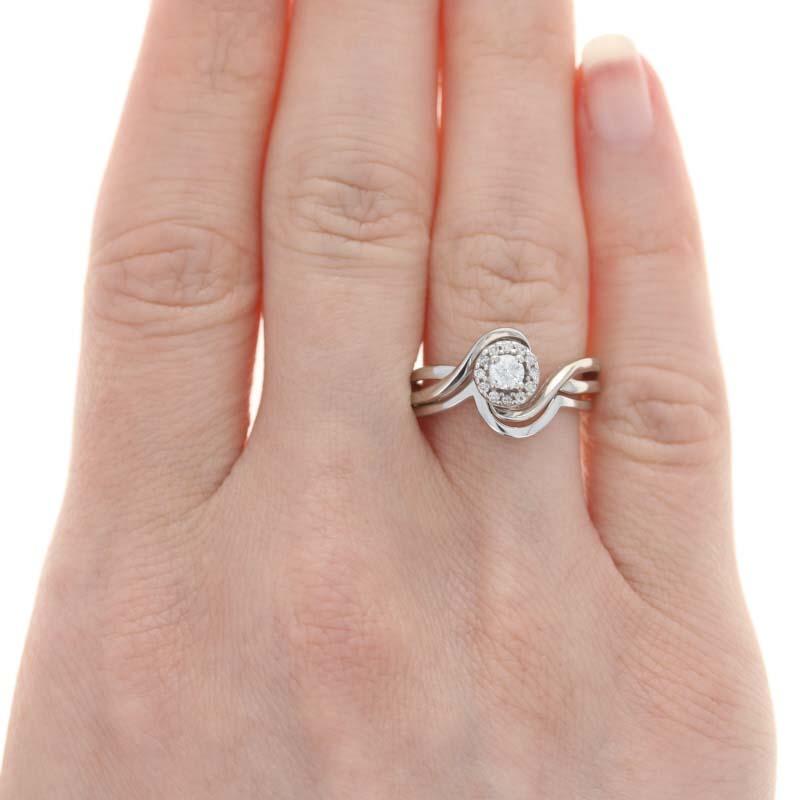 Taille ronde Bague de fiançailles et alliance diamant, or blanc 14k Halo .32ctw en vente