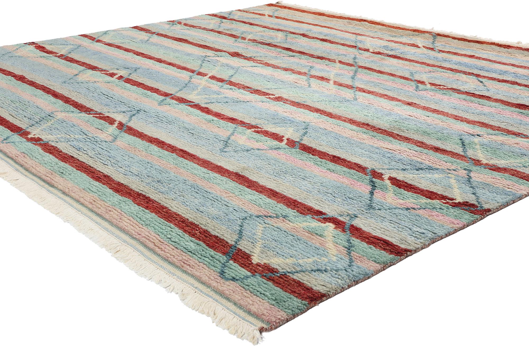 31221 Tappeto marocchino tribale moderno a righe, 08'07 x 07'11. Dai un tocco di vivacità alla tua casa con questo raffinato tappeto marocchino a righe moderne in lana annodato a mano. La composizione presenta un gioco dinamico di strisce