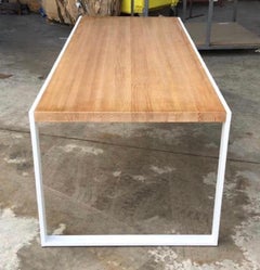 Nouvelle table de salle à manger pour l'intérieur et l'extérieur en structure de fer blanc avec plateau en bois