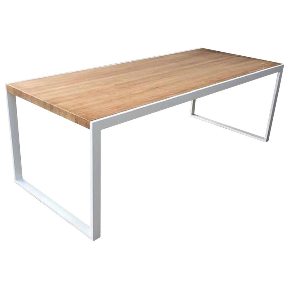 Nouvelle table de salle à manger pour l'intérieur et l'extérieur en structure de fer blanc avec plateau en bois