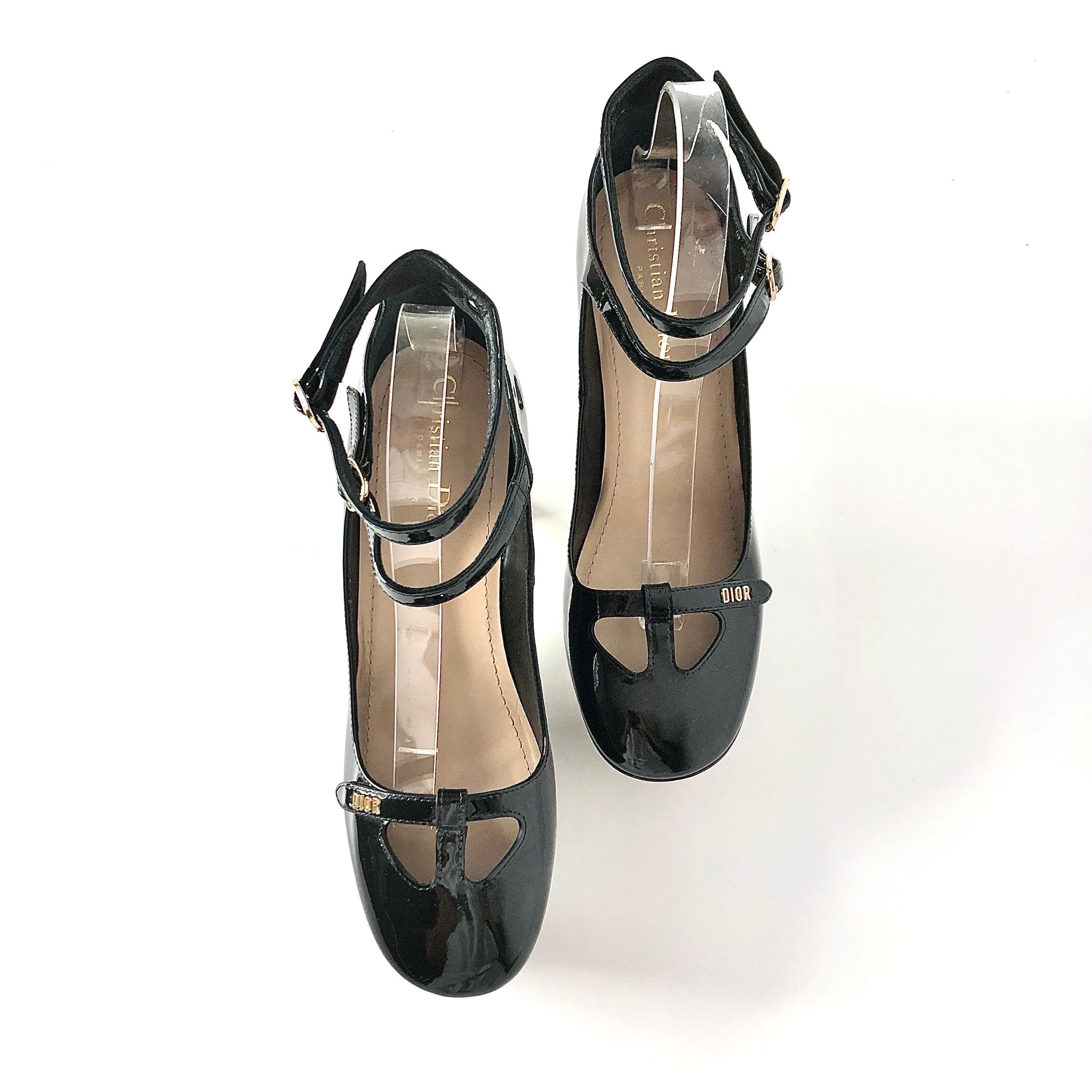 Bombas de charol Dior Aime Maryjane
MC0123
Nuevo, sin caja original
Color Negro
Talla 38EU
Parte superior de piel Pantent
Suela de cuero
Punta redonda 
Doble correa ajustable
Plataforma de 5,25 pulgadas
Tacón de 5 cm



plataforma plana, lujo, lux,