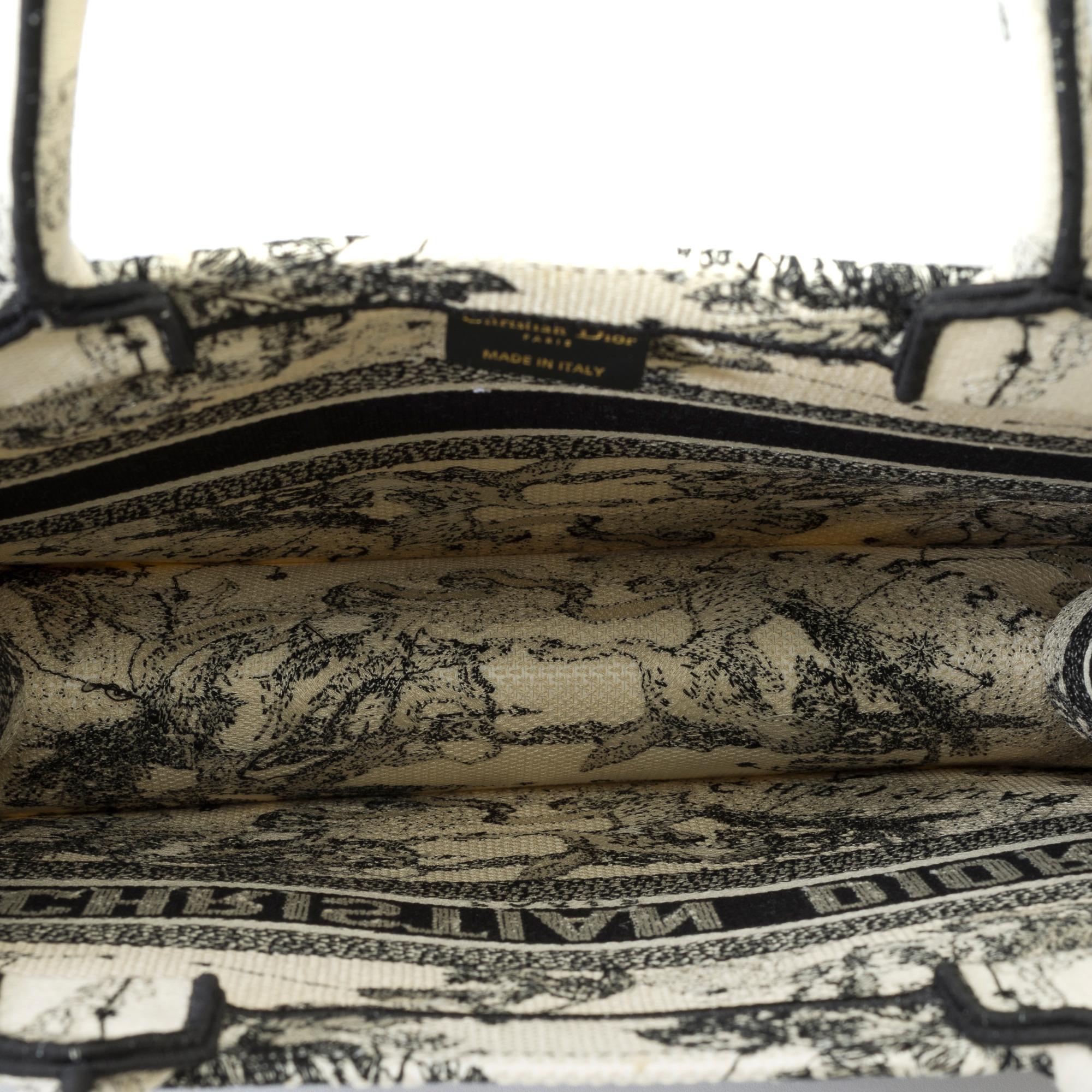 New Dior Medium Book Tote bag in white and blue Toile de Jouy For Sale 5