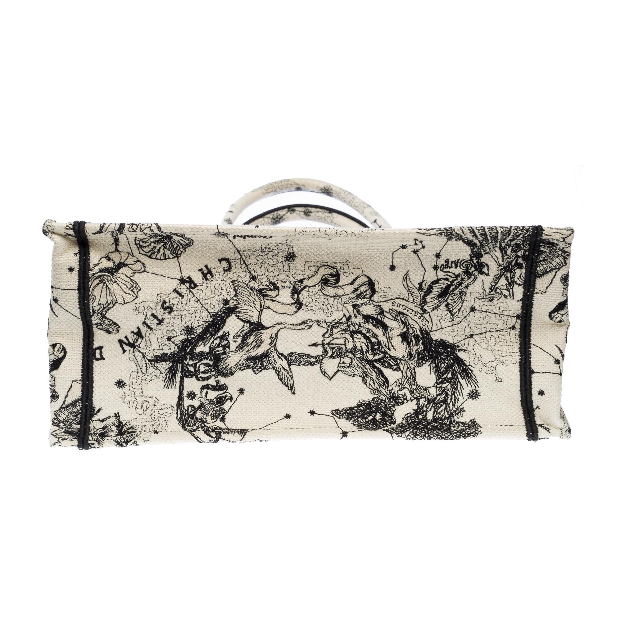 New Dior Medium Book Tote bag in white and blue Toile de Jouy For Sale 7