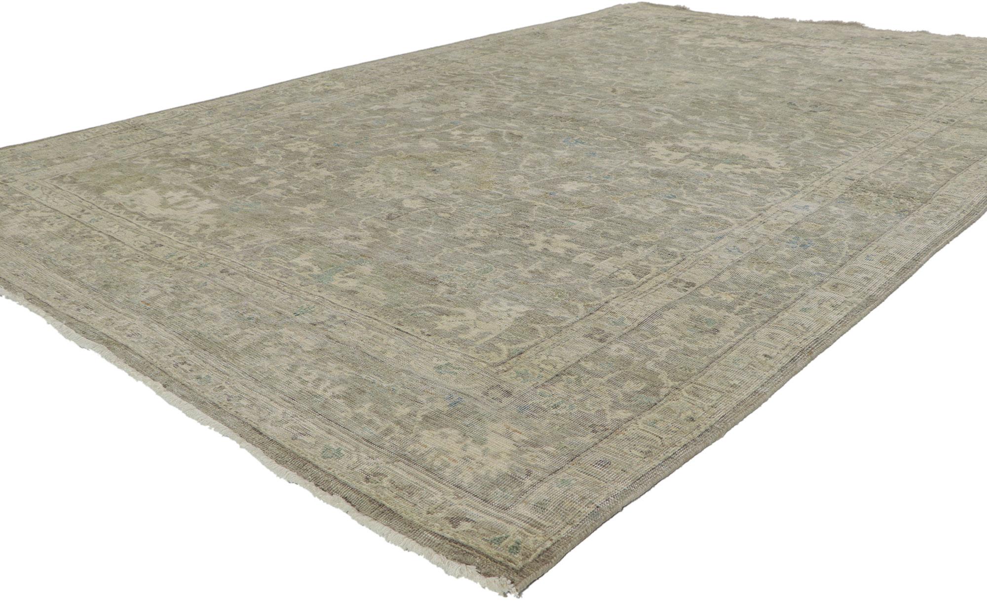30839 Tapis oushak neuf et usé, style vintage, 05'09 x 08'09. D'une sensibilité traditionnelle et d'une beauté robuste avec une palette de couleurs neutres, ce tapis indien Oushak en laine noué à la main crée une chaleur inimitable et une ambiance