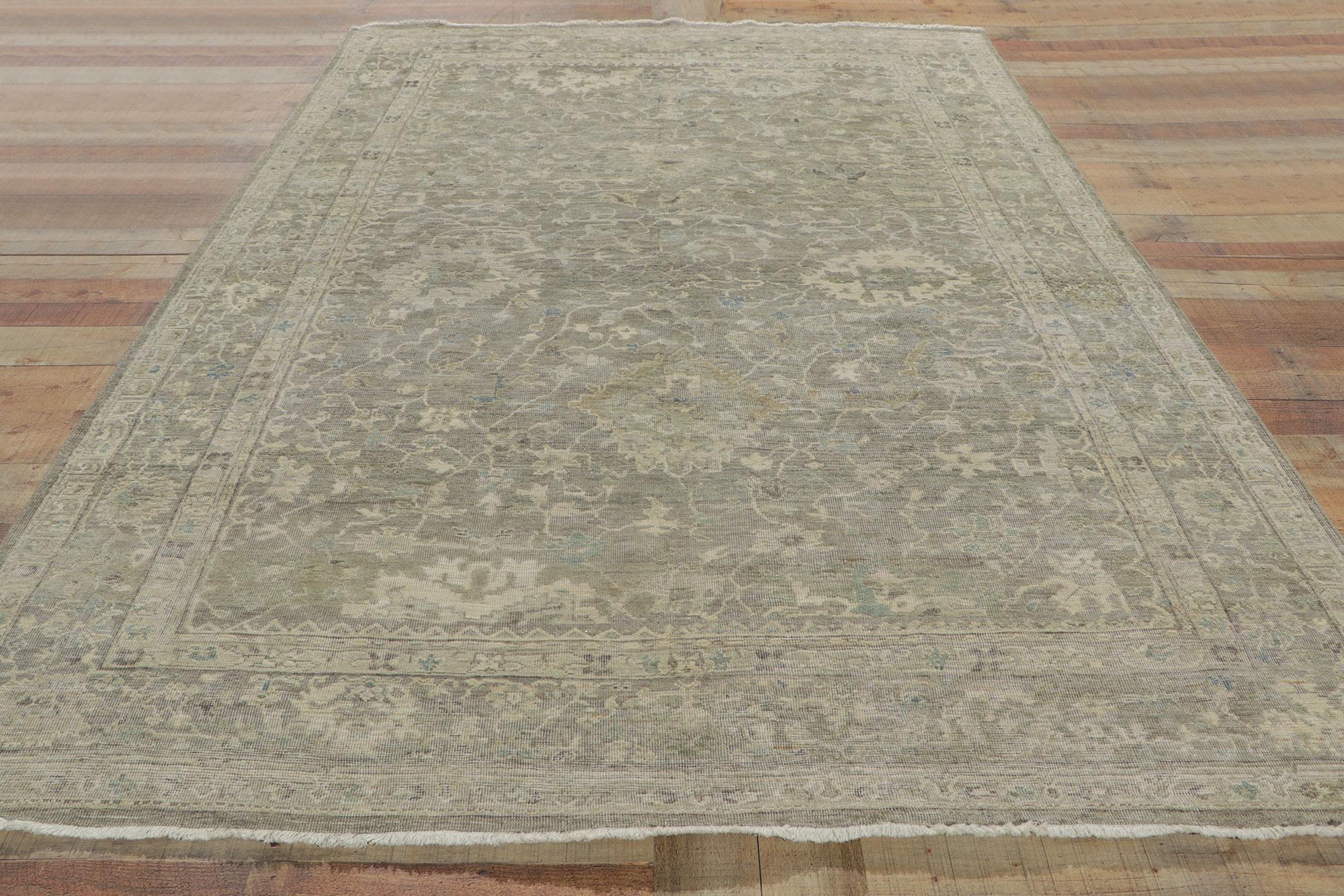 Laine Nouveau tapis d'Oushak vieilli avec style vintage en vente