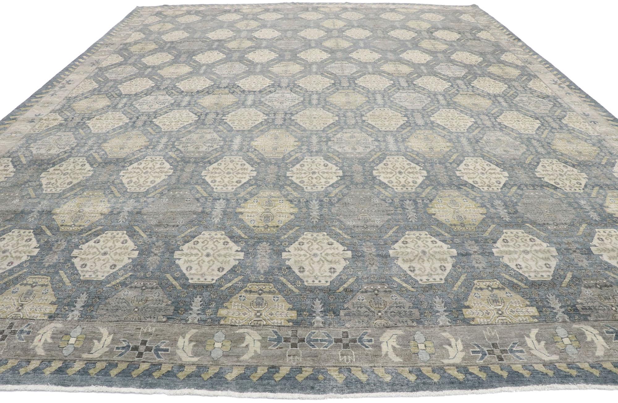 Neuer Distressed-Teppich im Oushak-Stil mit modernem, rustikalem Stil (Indisch) im Angebot