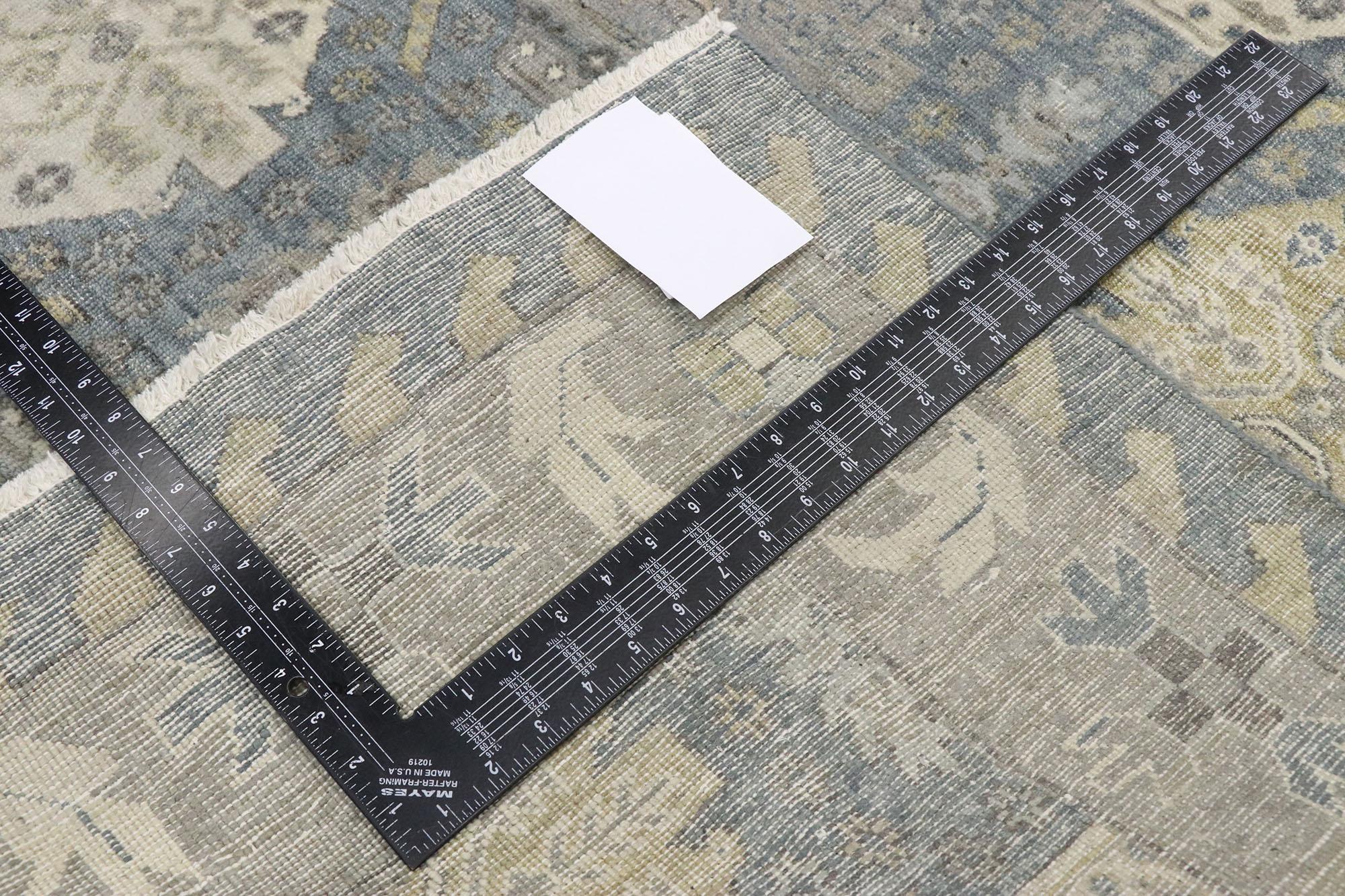 Neuer Distressed-Teppich im Oushak-Stil mit modernem, rustikalem Stil im Zustand „Neu“ im Angebot in Dallas, TX