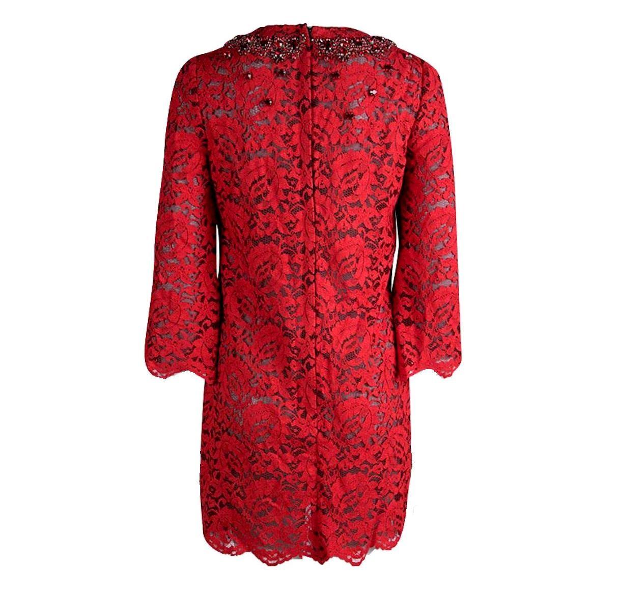 
Découpée dans une dentelle rouge cardinal, Dolce & Gabbana s'inspire de l'époque rétro avec cette mini-robe à la cuisse généreuse. Une parsemée de cristaux rubis à l'encolure accroche la lumière, donnant à cette pièce élégante une dose de