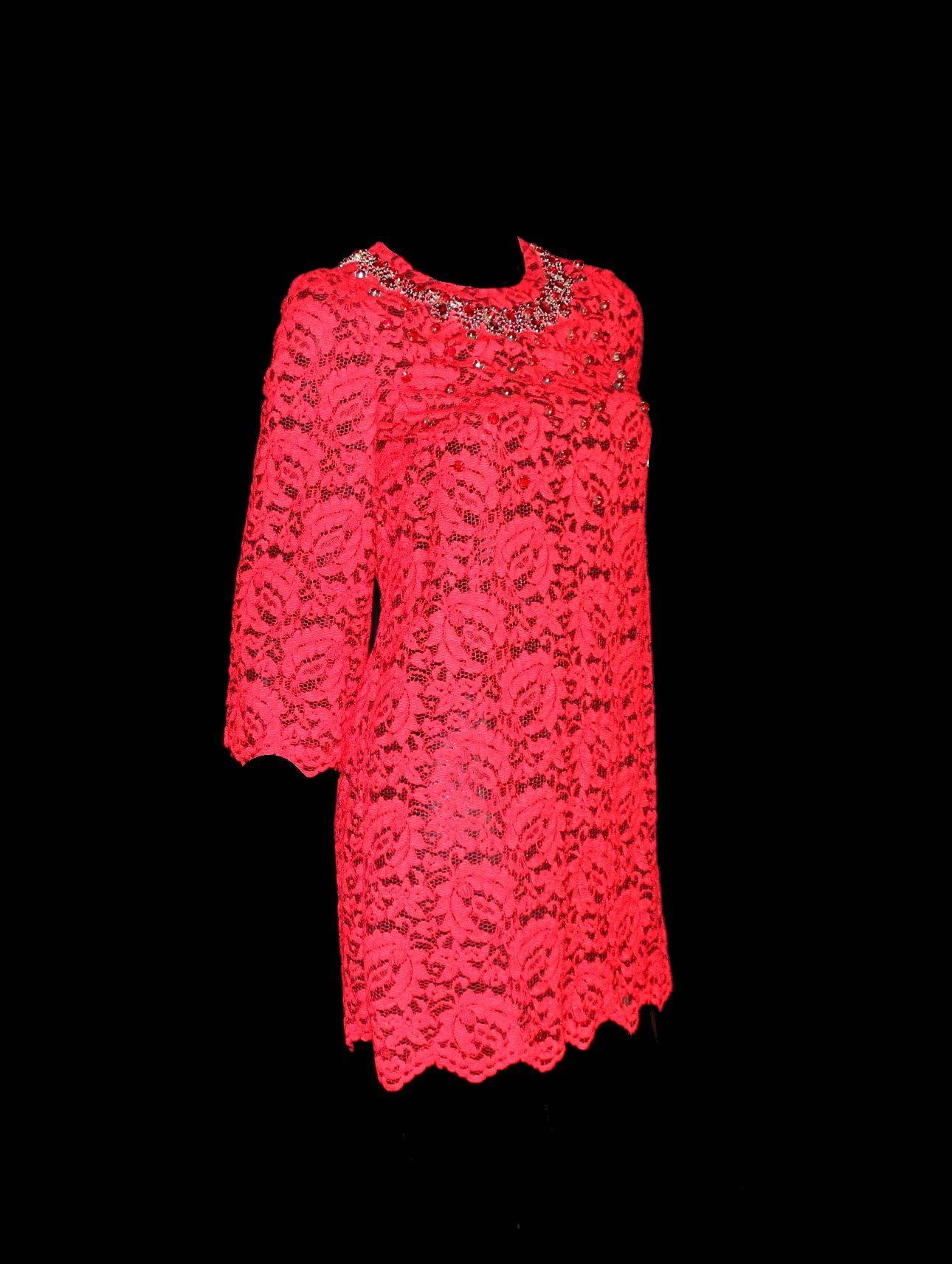 Dolce & Gabbana - Robe en dentelle et soie rouge ornée de cristaux, taille 38, état neuf Pour femmes en vente