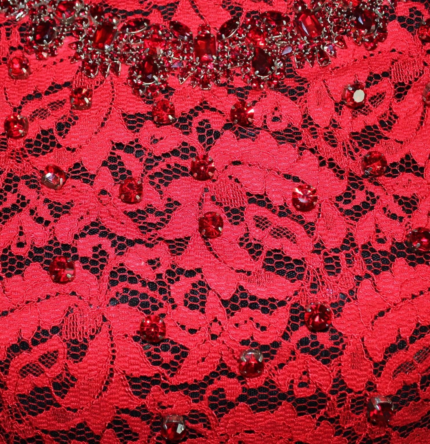 Dolce & Gabbana - Robe en dentelle et soie rouge ornée de cristaux, taille 38, état neuf en vente 3