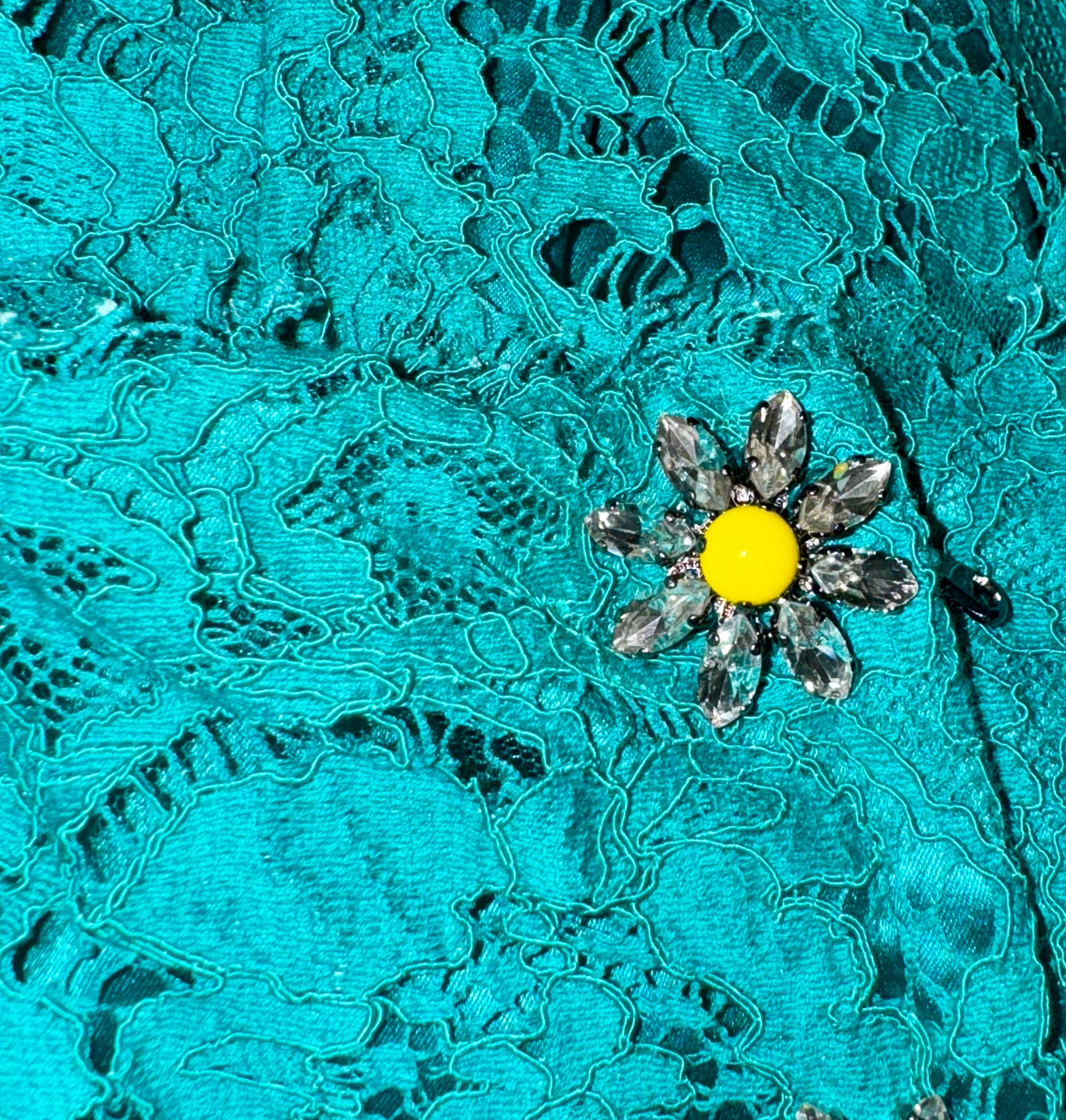 NEU Dolce & Gabbana Türkis Aqua Spitze Kristall Floral Buttons Etuikleid mit Blumenknöpfen 40 im Angebot 3