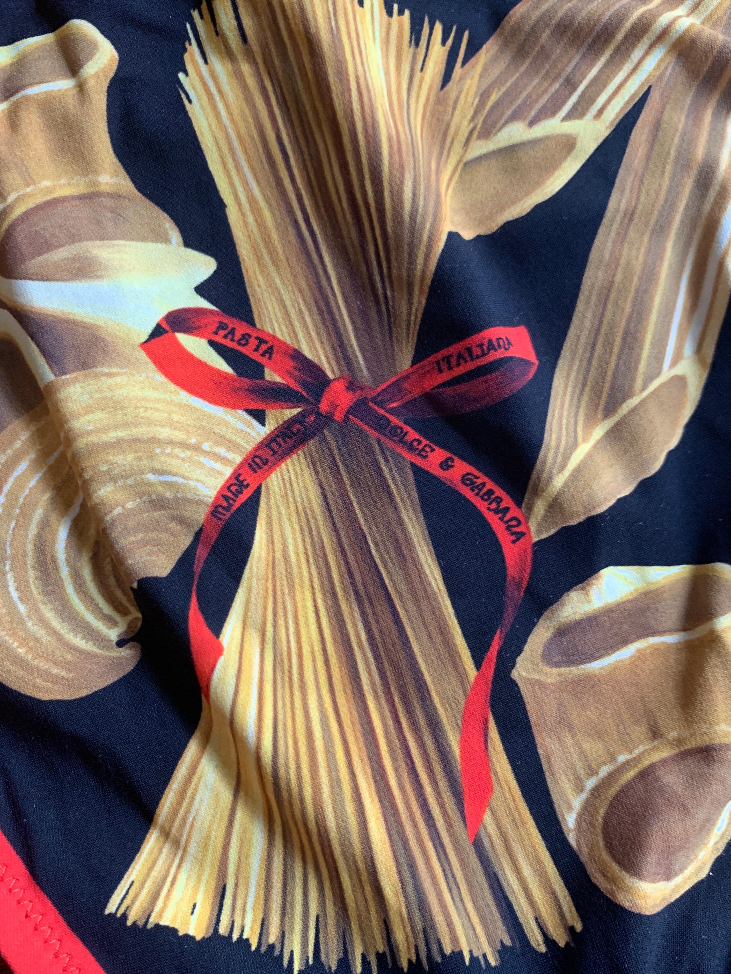 Nuovo Dolce & Gabbana Pasta Print String Bikini in nero e rosso In condizioni Nuovo a San Francisco, CA