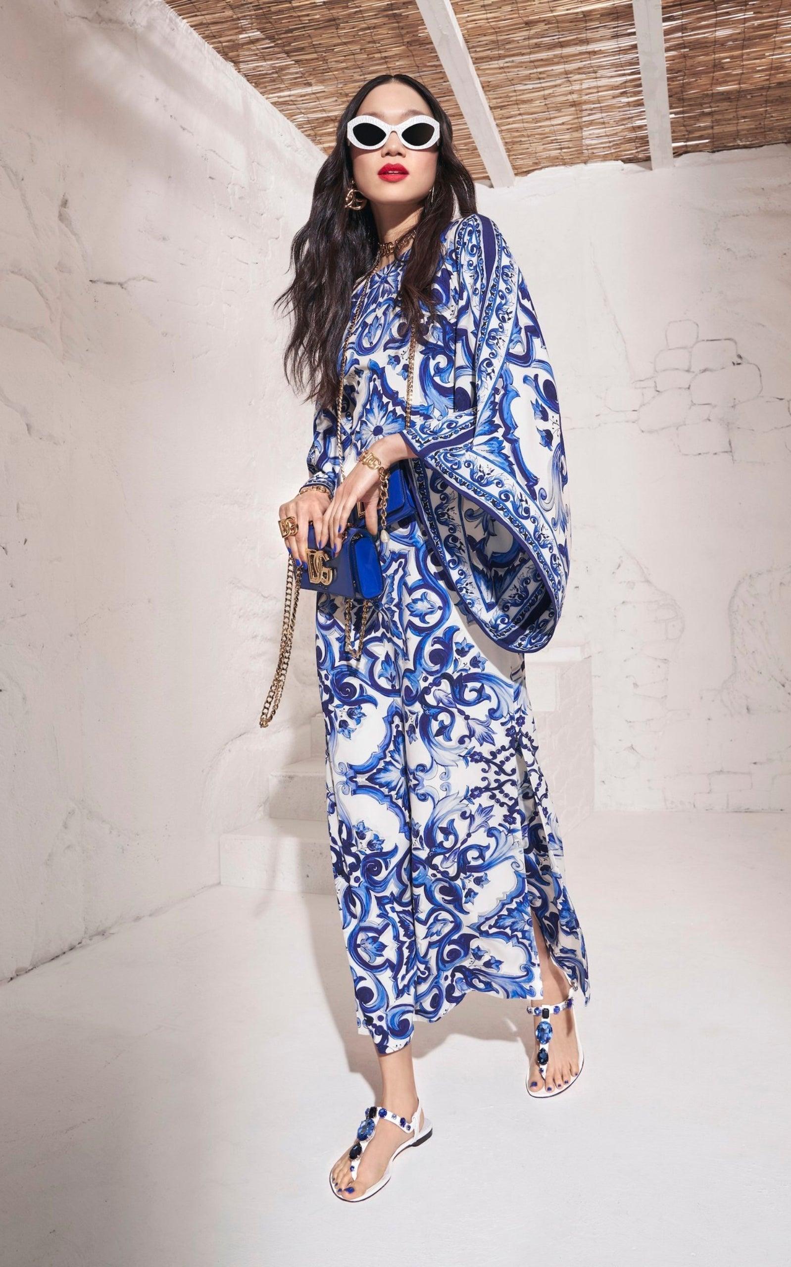Dolce & Gabbana silk charmeuse dress with scarf print
Round neckline
Majolica print
Batwing sleeves
Concealed rear zip fastening
Side slit
Straight hem
94% silk, 6% elastane
Dry clean
Made in Italy