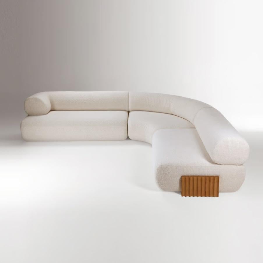 Portuguese NEW! Dooq! Modern Carmel Wood Chaise Longue in White Bouclé and Wood Feet For Sale