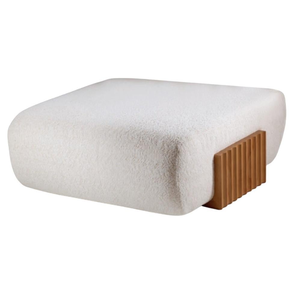 NOUVEAU ! DOOQ ! The Modernity Pouf en bois Carmel Square Bouclé blanc et pieds en bois
