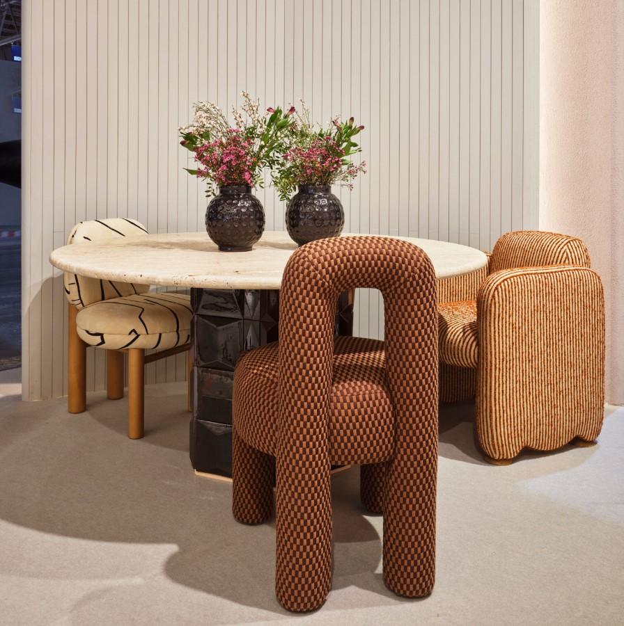 Nato da una collaborazione con Theia Tiles, il Tavolo Milano celebra la bellezza del design artigianale. Questo pezzo completamente fatto a mano presenta una base esagonale rivestita di piastrelle di terracotta disposte in un'armoniosa miscela di