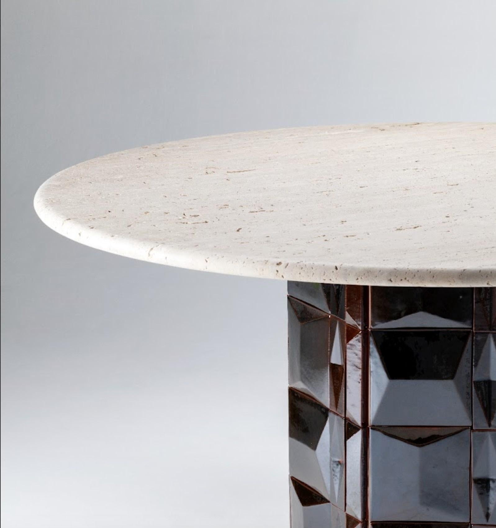 Née d'une collaboration avec Theia Tiles, la table Milano célèbre la beauté du design artisanal. Cette pièce entièrement fabriquée à la main présente une base hexagonale recouverte de carreaux de terre cuite disposés en un mélange harmonieux de