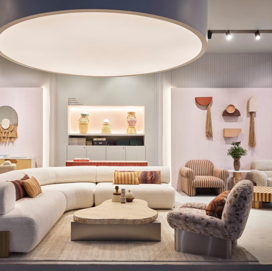 NEW! Dooq! Modern Carmel Wood Couch 280m in White Bouclé and Wood Feet For Sale 3