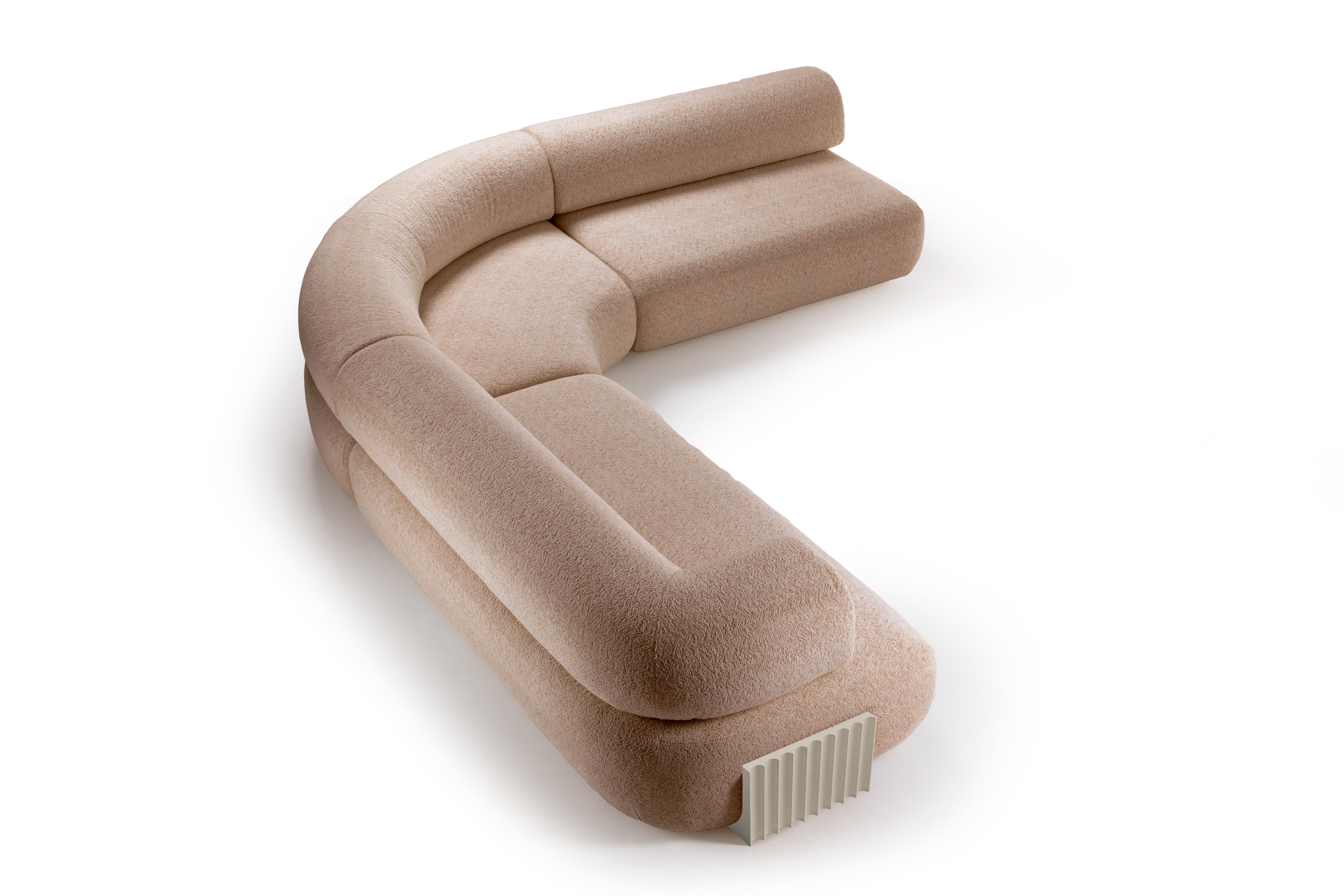Marcando un hito para Dooq Details, el Sofá Modular Carmel presenta el primer sofá modular de la marca. Compuesto por 12 módulos versátiles, Carmel permite infinitas configuraciones, adaptándose a la perfección a cualquier interior. Un año de