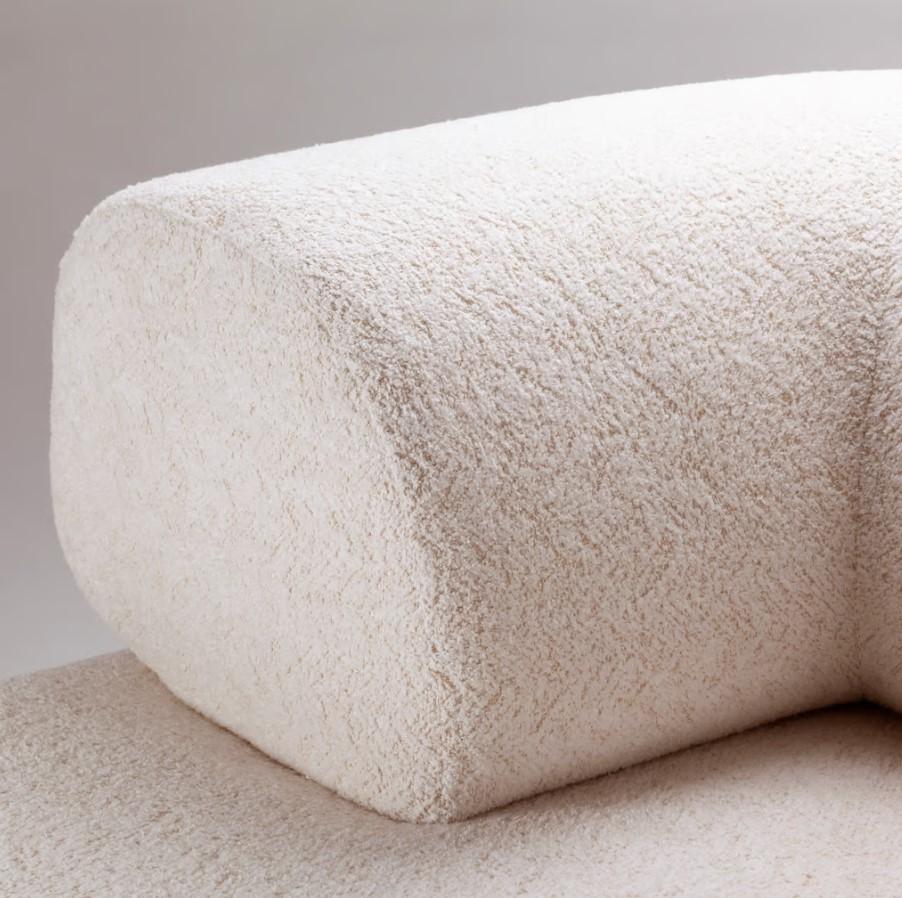 NOUVEAU ! DOOQ ! The Moderns Pouf Rectangulaire en Bouclé Blanc et Pieds en Wood Wood en vente 1