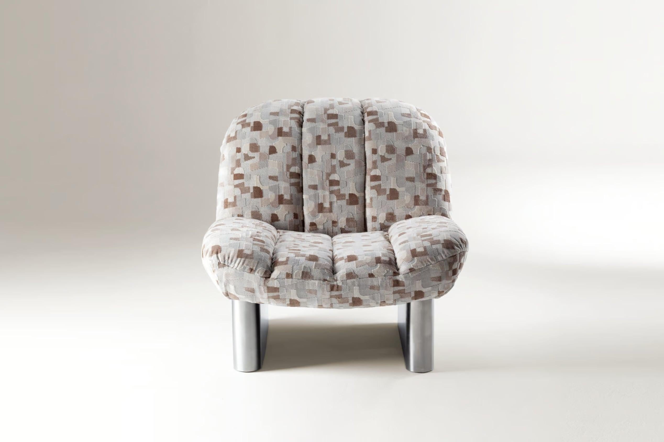 Attingendo all'essenza del modernismo organico degli anni '70, la poltrona Colin è un rifugio di comfort ed eleganza. Il suo design scultoreo è caratterizzato da gambe morbide e arrotondate in legno massiccio che si abbinano perfettamente a