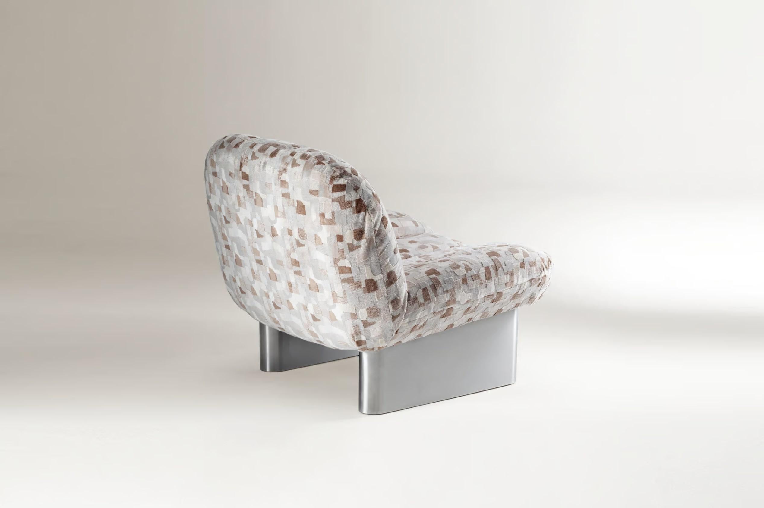Portoghese NUOVO! DOOQ! Poltrona moderna Colin in COM e piedi in acciaio inox in vendita
