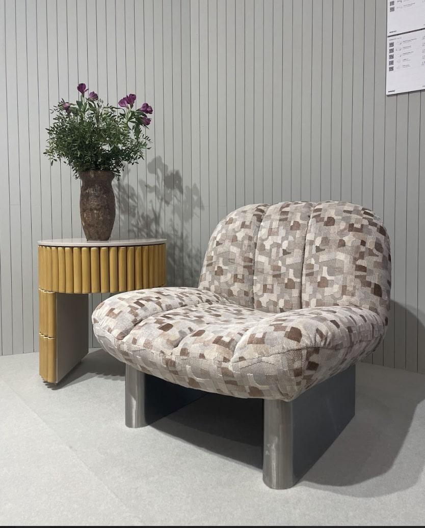 NEU! Dooq! Moderner Colin Sessel in Grau, Brown und Holzfüßen (Moderne der Mitte des Jahrhunderts) im Angebot