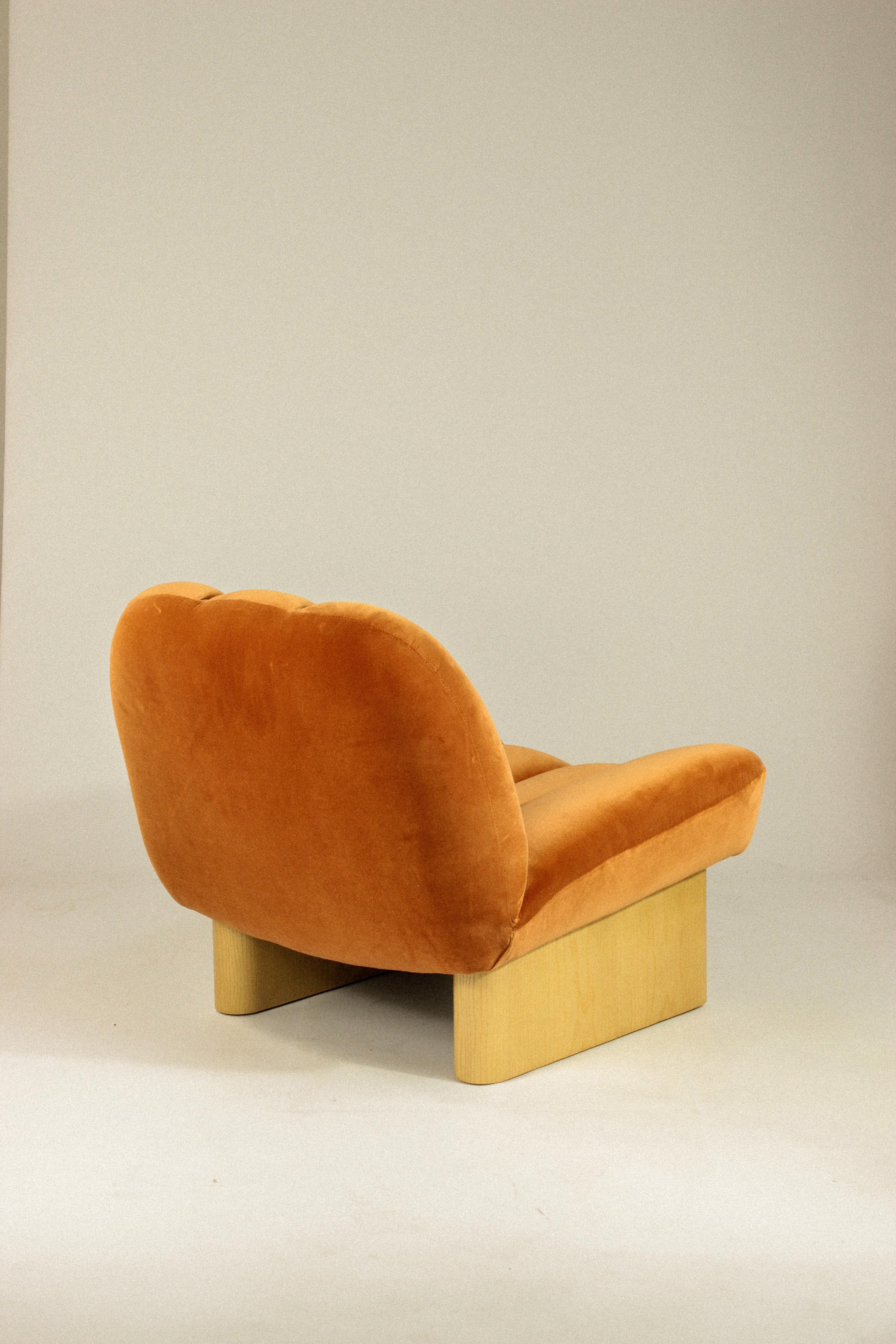 Inspirado en la esencia del modernismo orgánico de los años 70, el sillón Colin es un santuario de comodidad y elegancia. Su diseño escultural presenta patas de madera maciza suaves y redondeadas que combinan a la perfección con una tapicería de