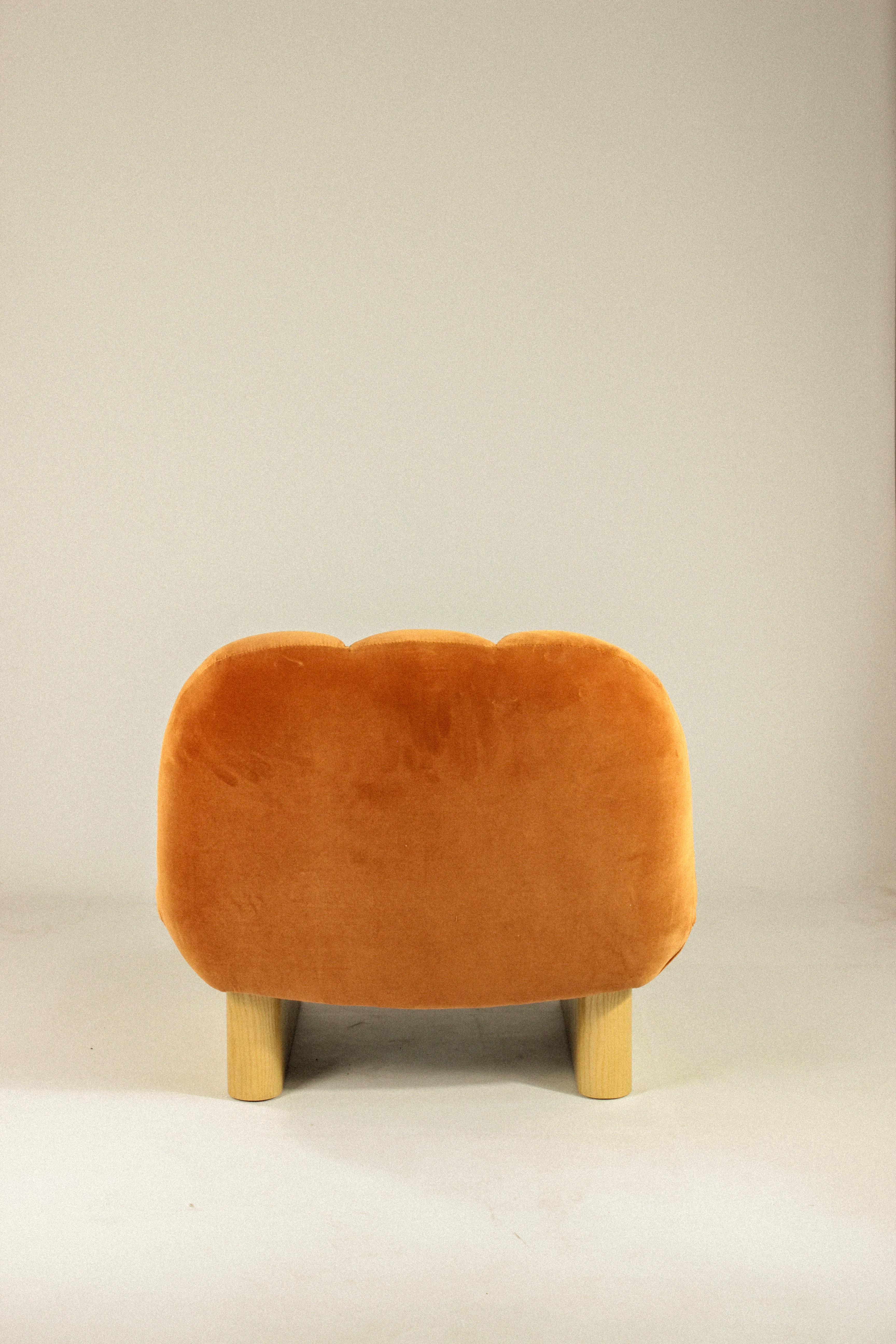 ¡NUEVO! ¡Dooq! Sillón moderno Colin en naranja y pies de madera Moderno de mediados de siglo en venta