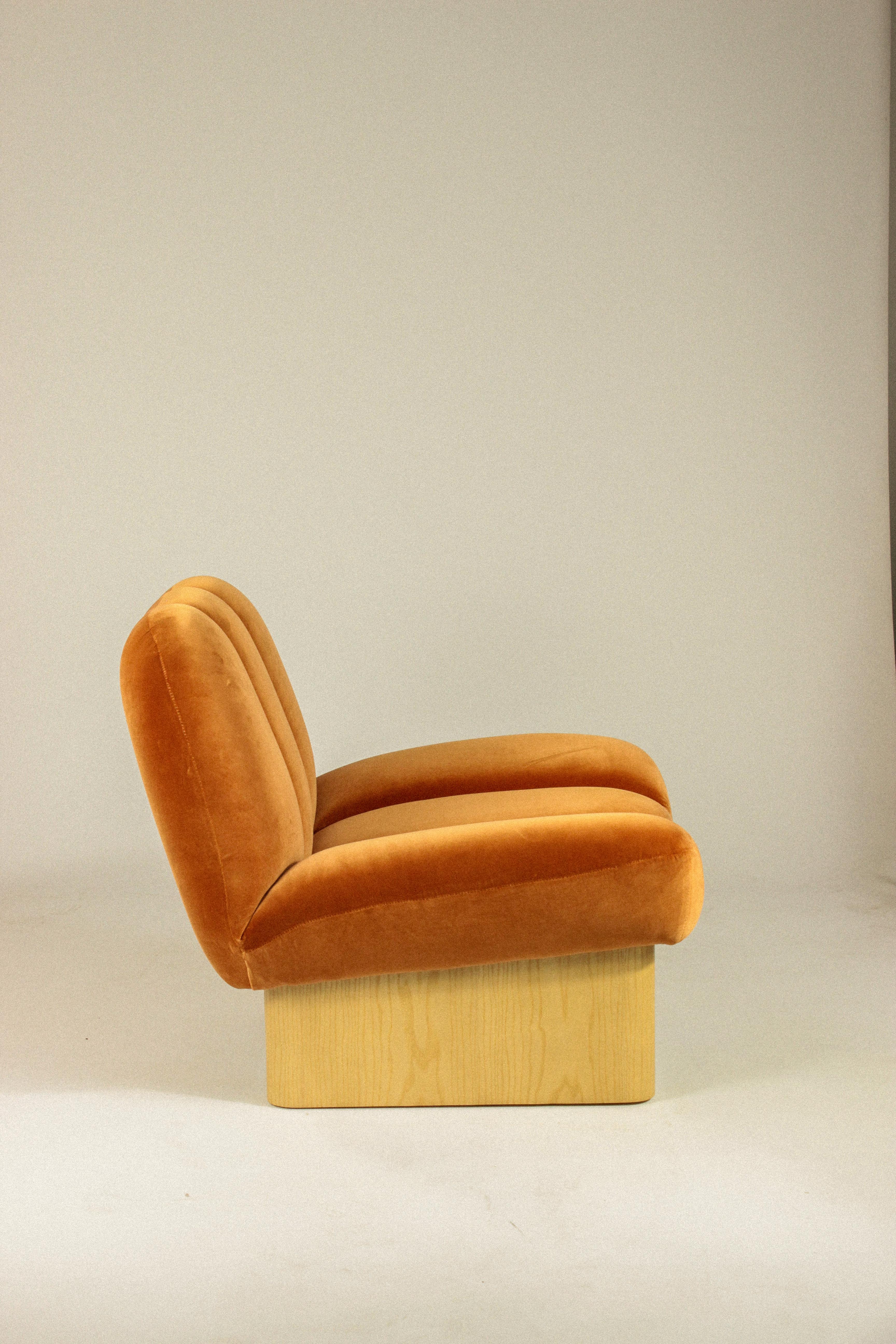 ¡NUEVO! ¡Dooq! Sillón moderno Colin en naranja y pies de madera Portugués en venta