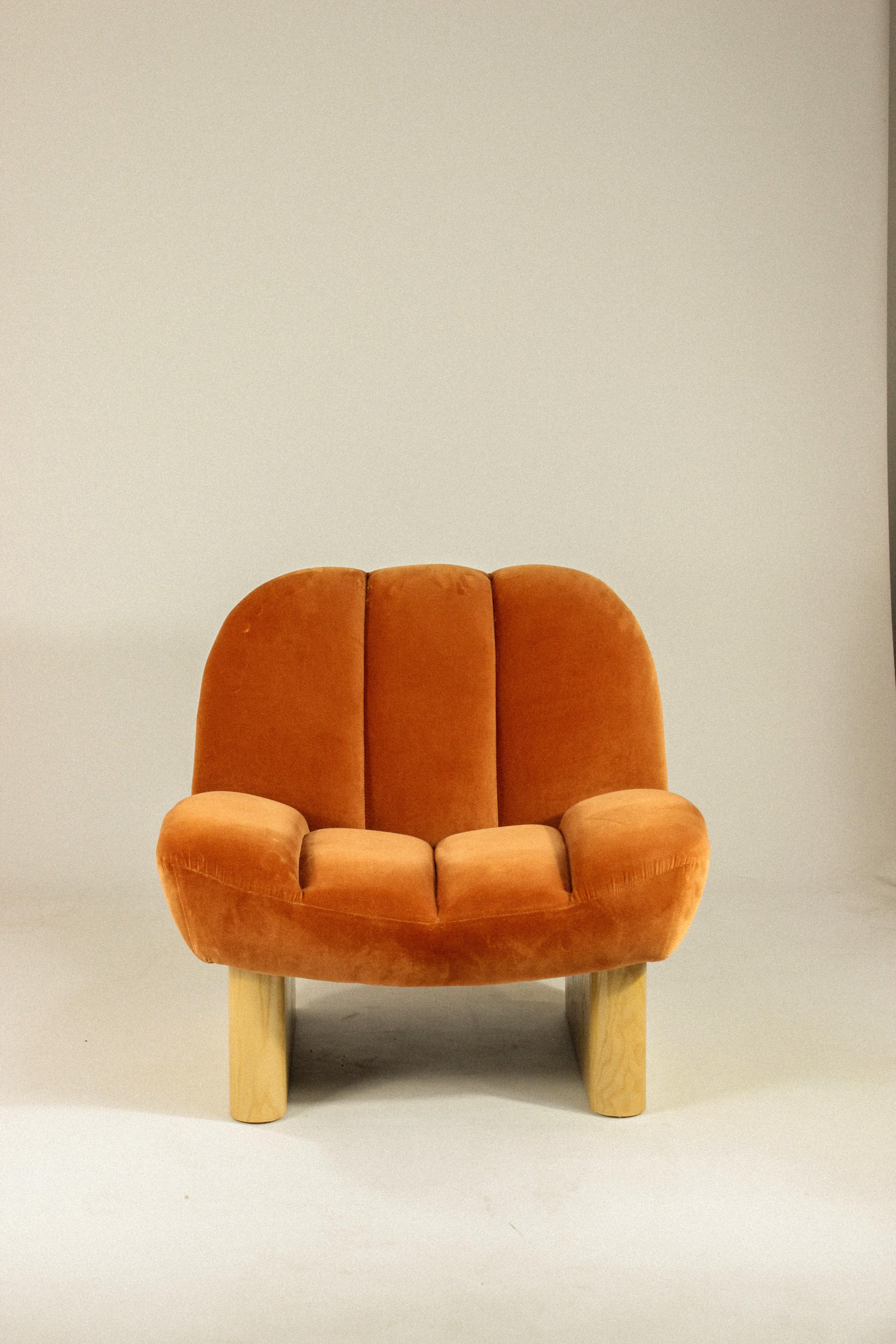 ¡NUEVO! ¡Dooq! Sillón moderno Colin en naranja y pies de madera en Nuevo estado para la venta en Lisbon, PT