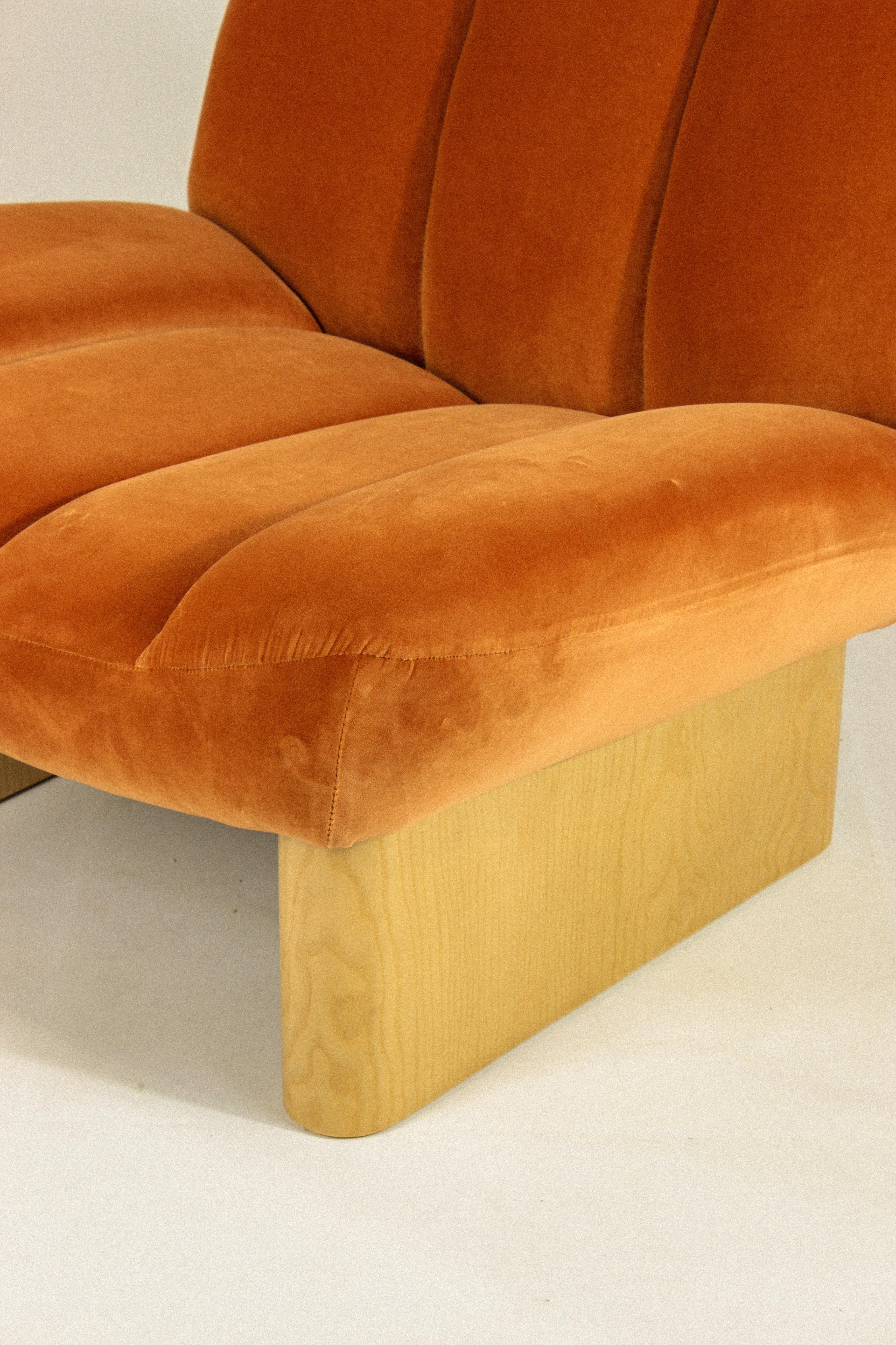 ¡NUEVO! ¡Dooq! Sillón moderno Colin en naranja y pies de madera Tela en venta