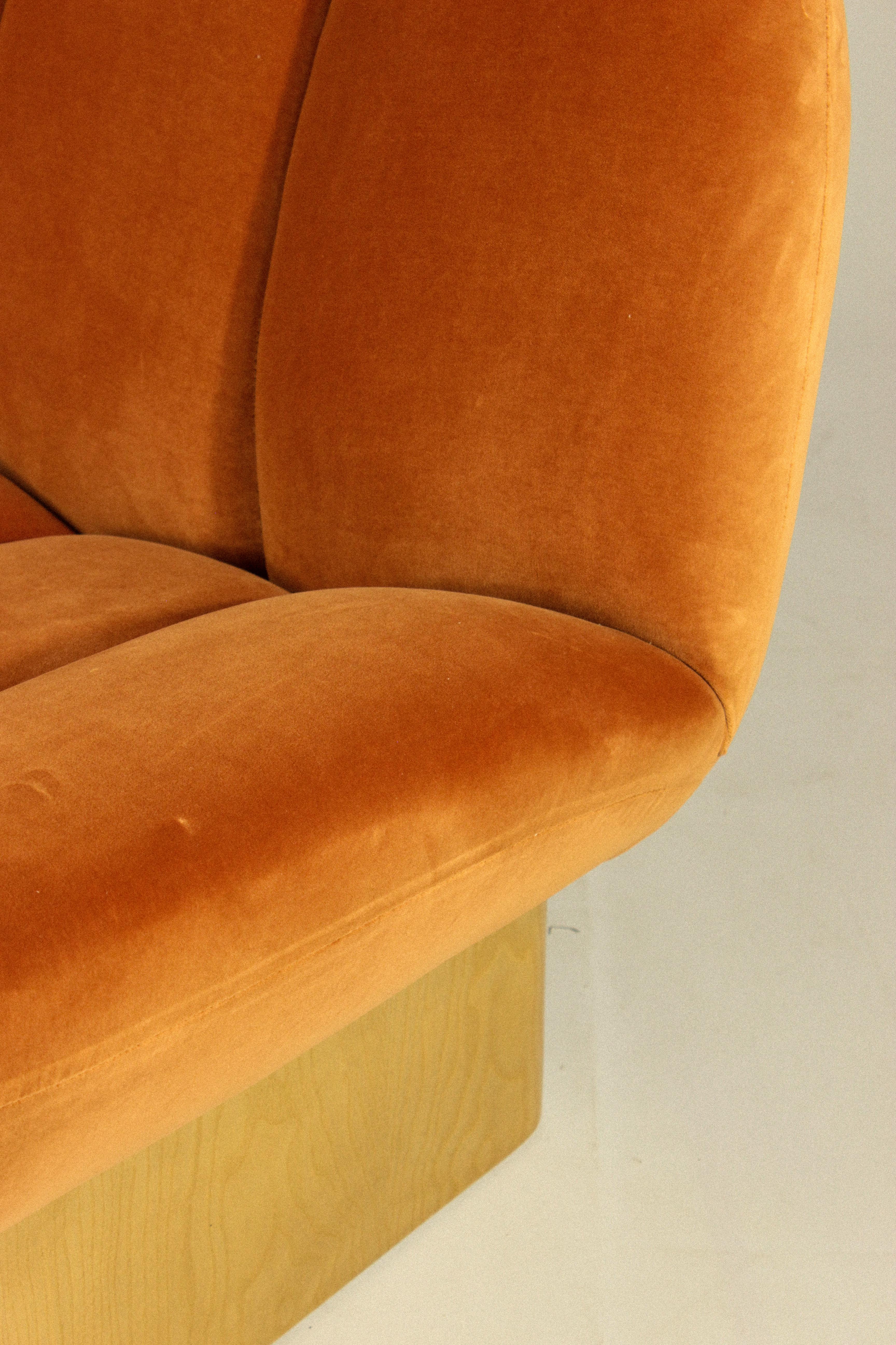 ¡NUEVO! ¡Dooq! Sillón moderno Colin en naranja y pies de madera en venta 1