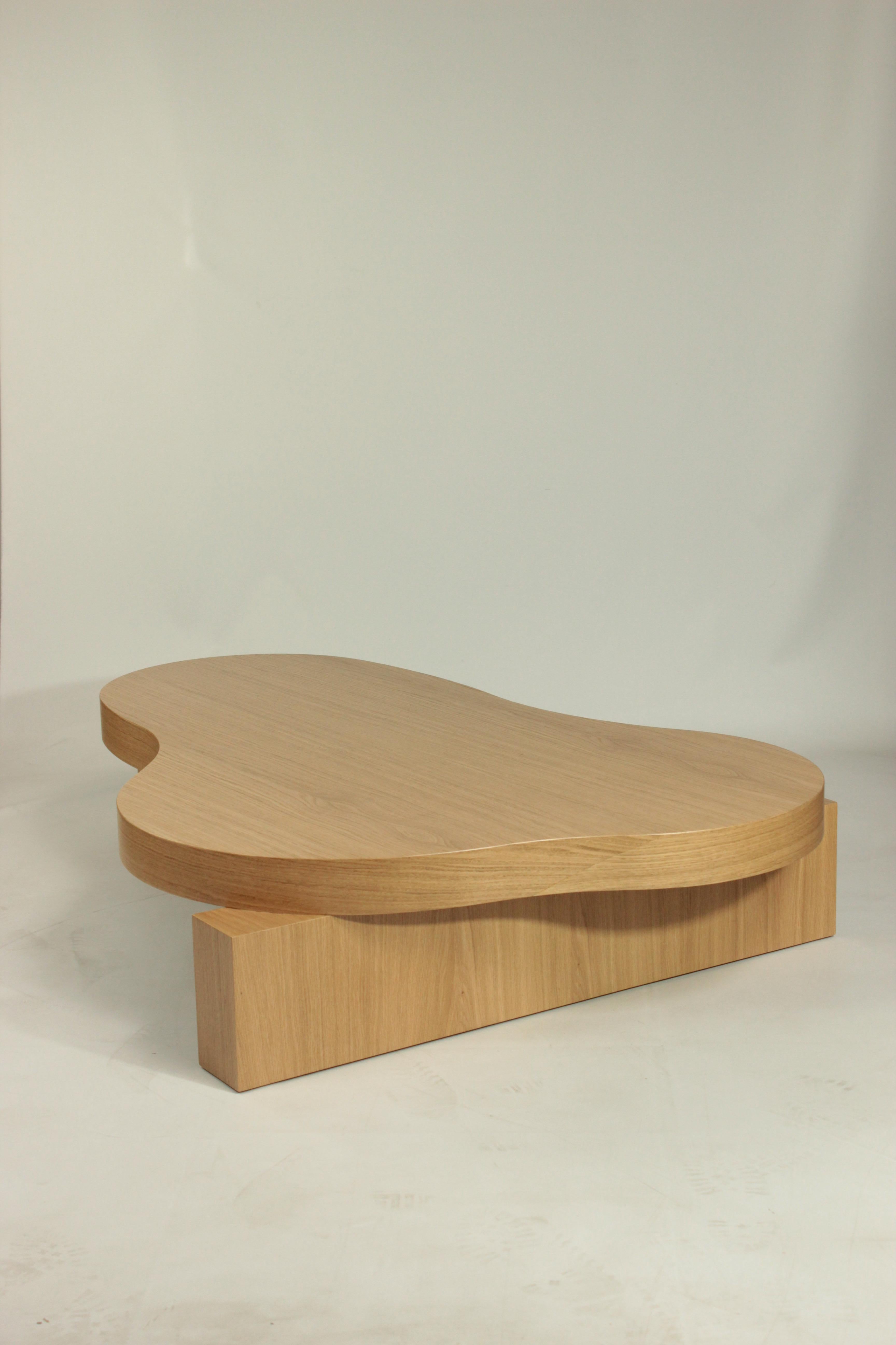 A harmonious exploration of contrasts, the On the Rocks table bridges the organic and the futuristic.
Designed as a piece to be admired and cherished, it invites a dialogue between the tactile and the refined, merging timeless craftsmanship with
