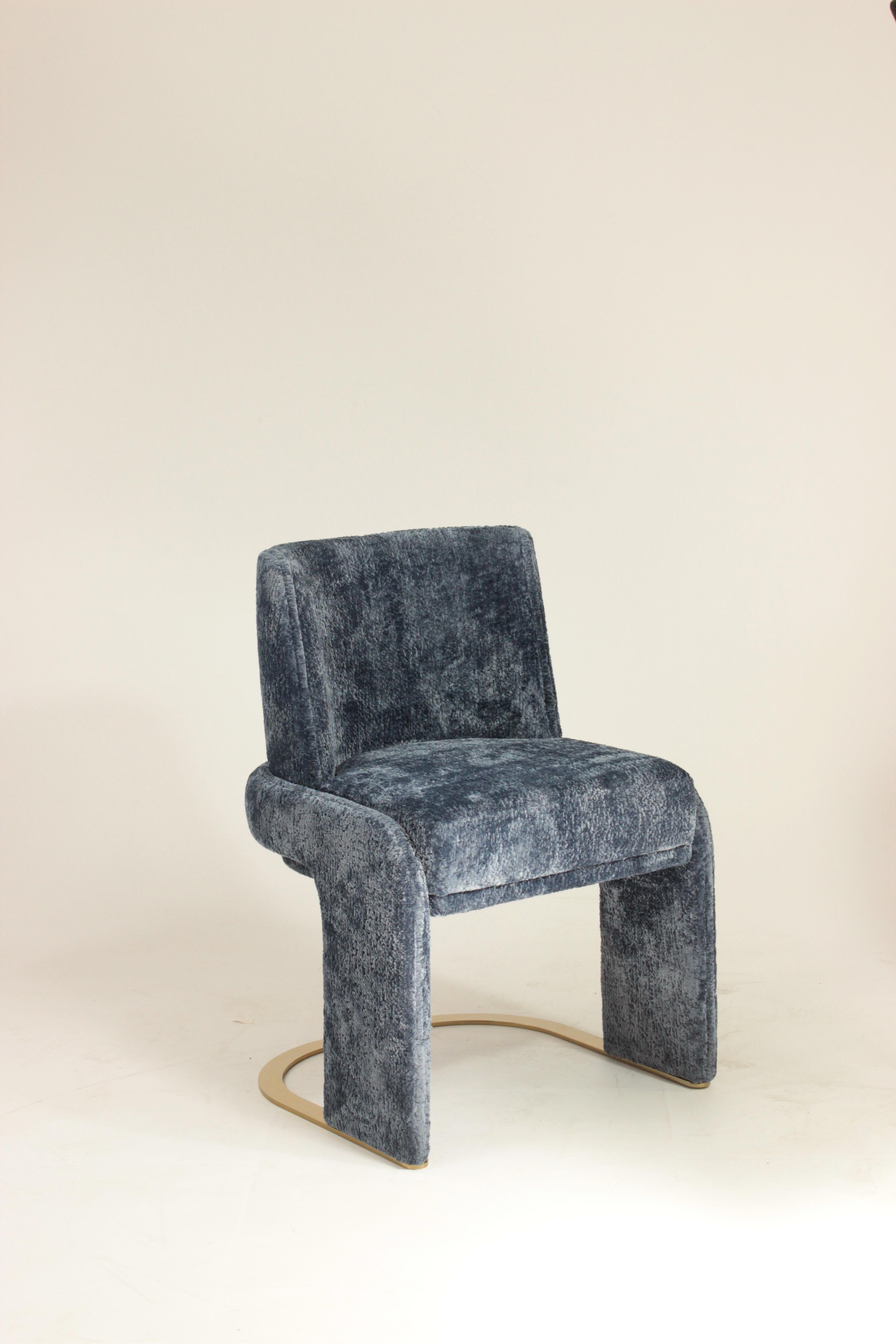 Odisseia chair embodies the aesthetic spirit of the Space Age, a new kind of discreet luxury and comfort inspired by a futuristic era created by new visual experiences and concepts of the future. This effortless but striking piece insinuates a luxe