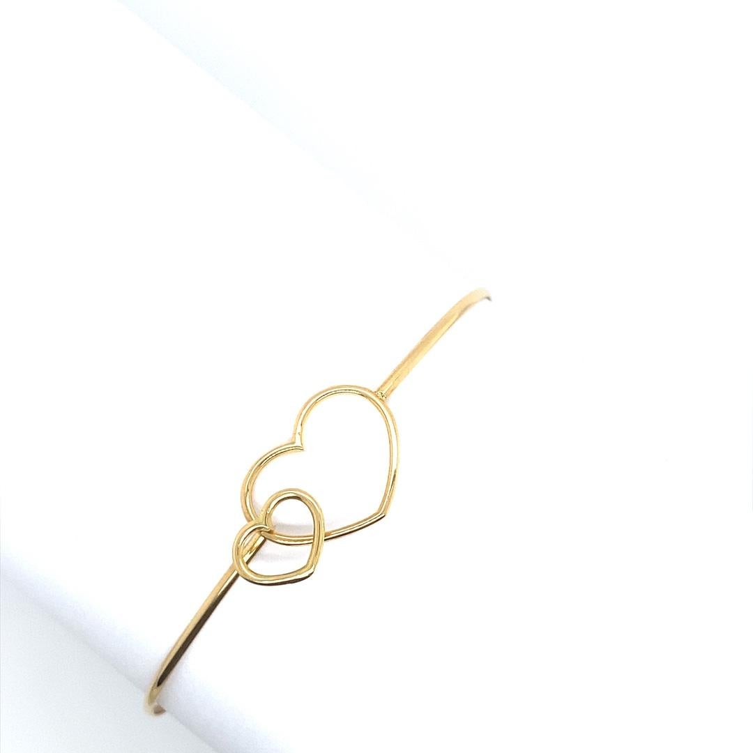 New Double Heart Bangle Gold with Noose Fittings in 18ct Yellow Gold In New Condition For Sale In London, GB