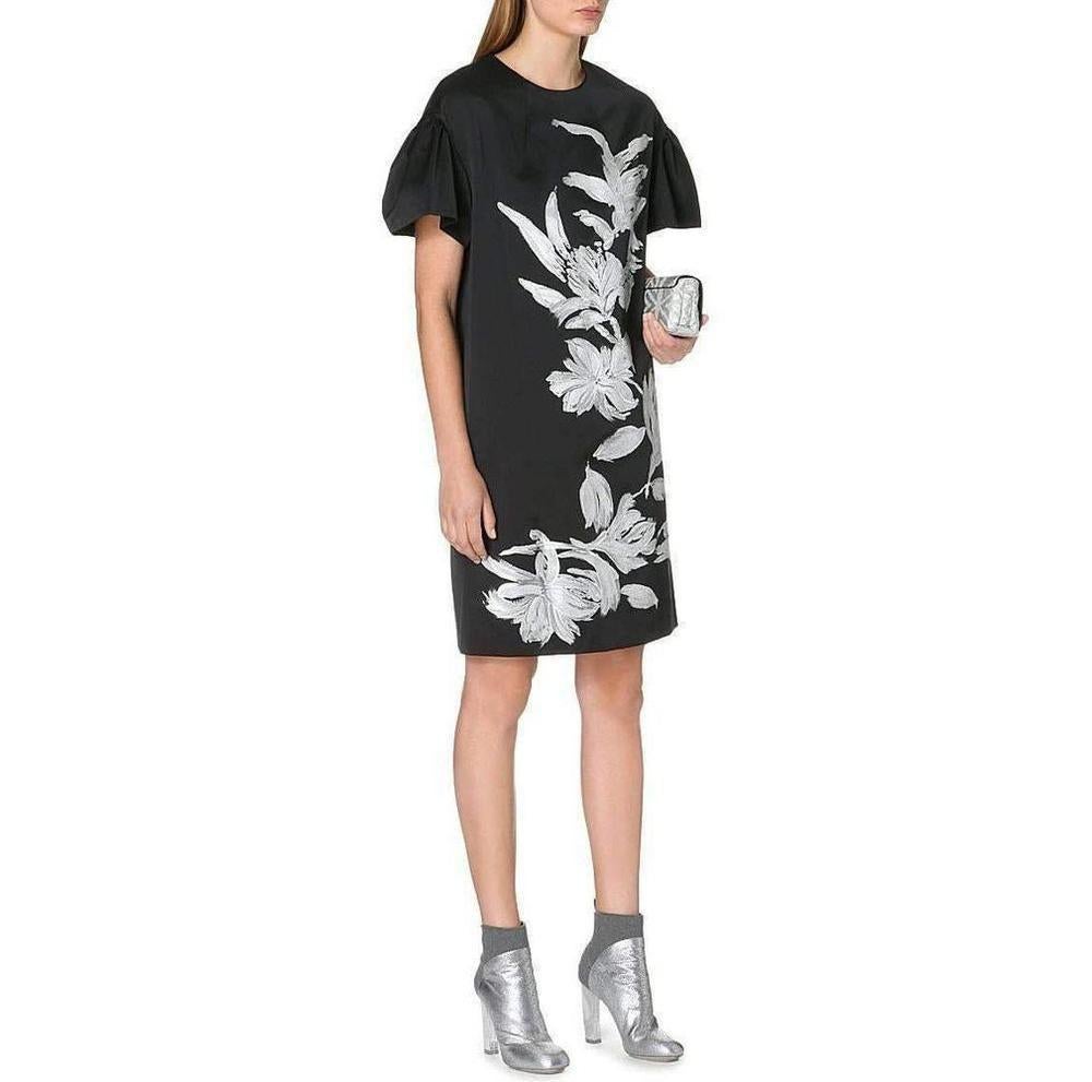 Dries Van Noten crepe dress
Round neck, short length sleeves, hand painted floral motif in silver at front, back
zipper closure
100% viscose
Dry clean
True to size
Dry Clean
Made in Italy
FR40 US8