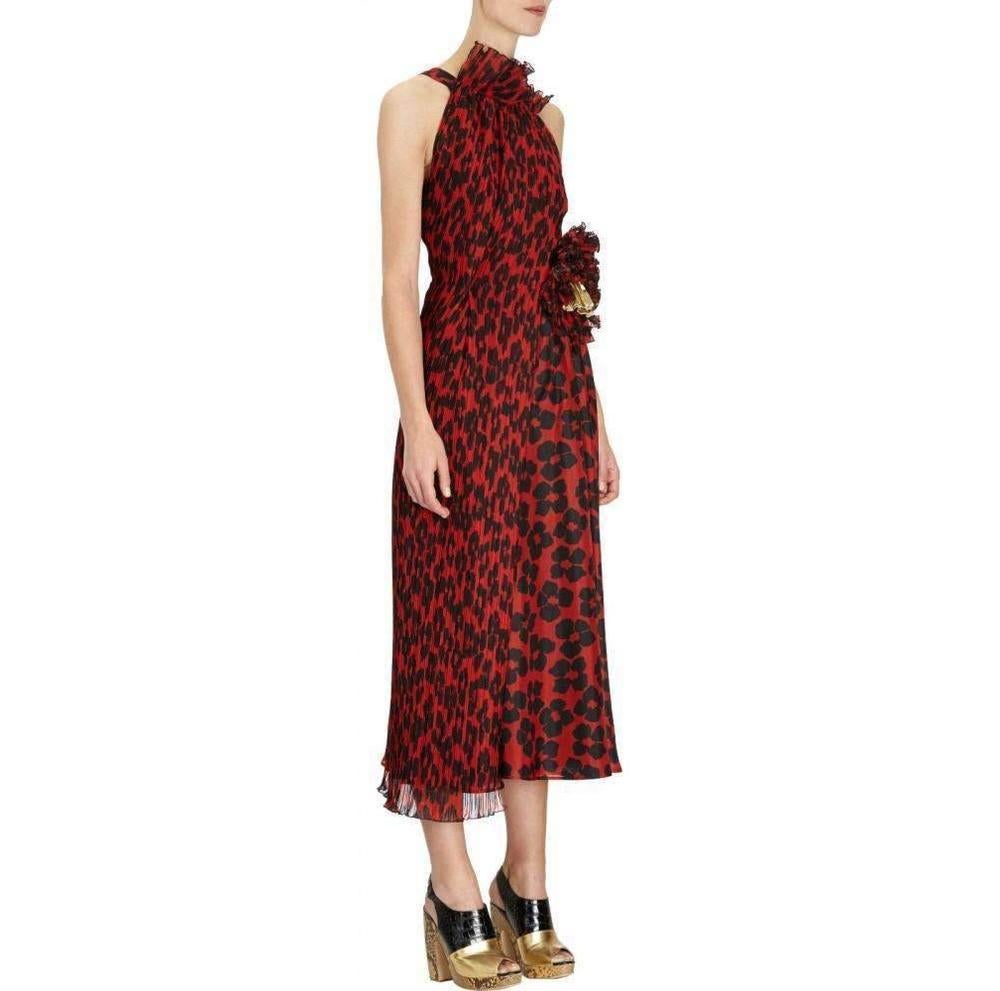 Floral poppy-print silk sleeveless dress with plisse ruffle collar and asymmetric front overlay.
Ruffle flower detail at front waist with metallic inset. Invisible side zip.
Lined. 51