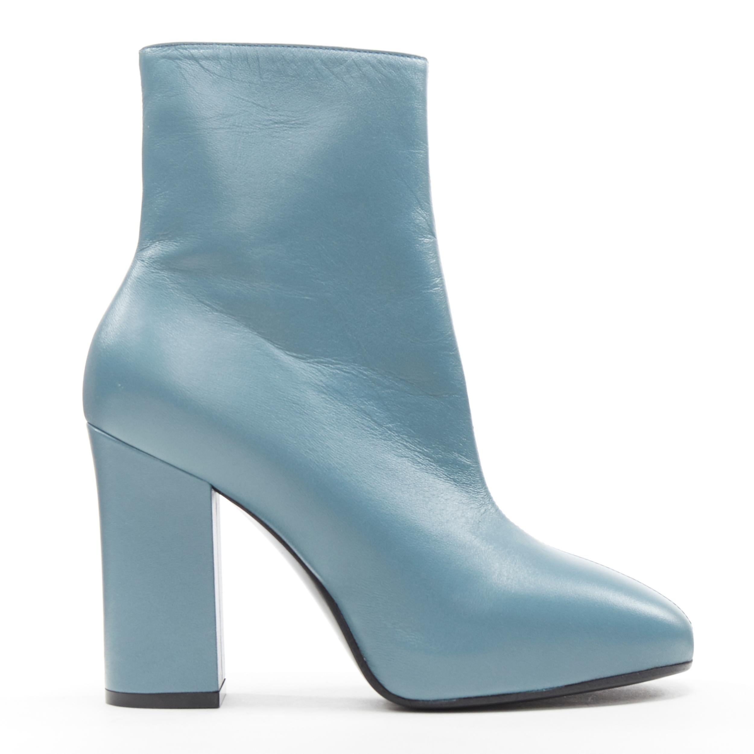 new DRIES VAN NOTEN teal blue floral rose print chunky heel ankle boot EU37
Brand: Dries Van Noten
Designer: Dries Van Noten
Model Name / Style: Leather boot
Material: Leather
Color: Blue
Pattern: Floral
Closure: Zip
Extra Detail: Floral print on