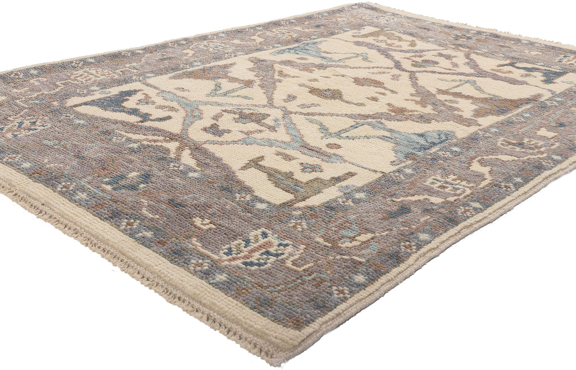 80997 Tapis moderne Oushak, 04'02 x 06'02.
Emanant d'un style intemporel avec des détails et une texture incroyables, ce tapis moderne Oushak en laine nouée à la main est la réponse à l'ameublement design haut de gamme, qu'il soit généreusement ou