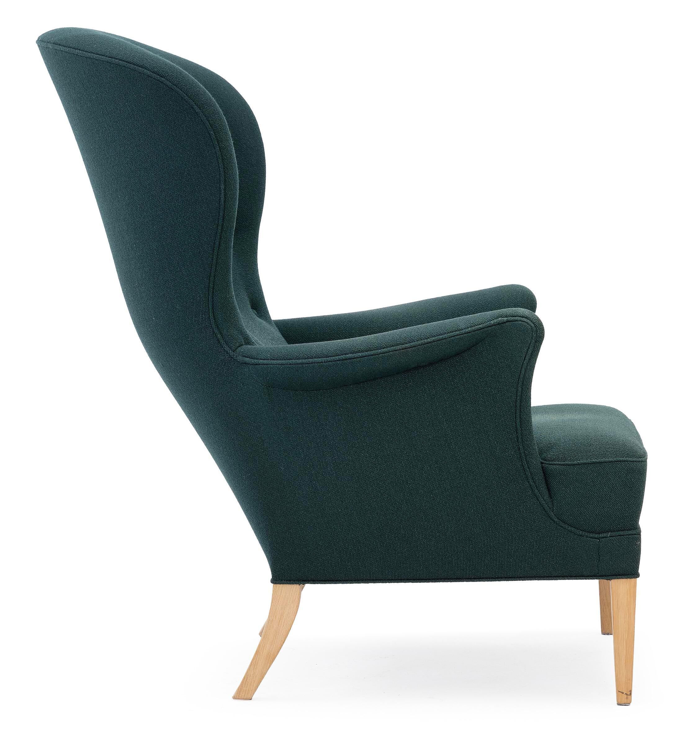 Carl Hansen produit désormais la chaise FH419 Heritage Chair de Frits Henningsen. Cette chaise est une nouvelle production et était un modèle d'exposition. Pieds en chêne et revêtement en laine verte.  

La chaise se caractérise par des lignes