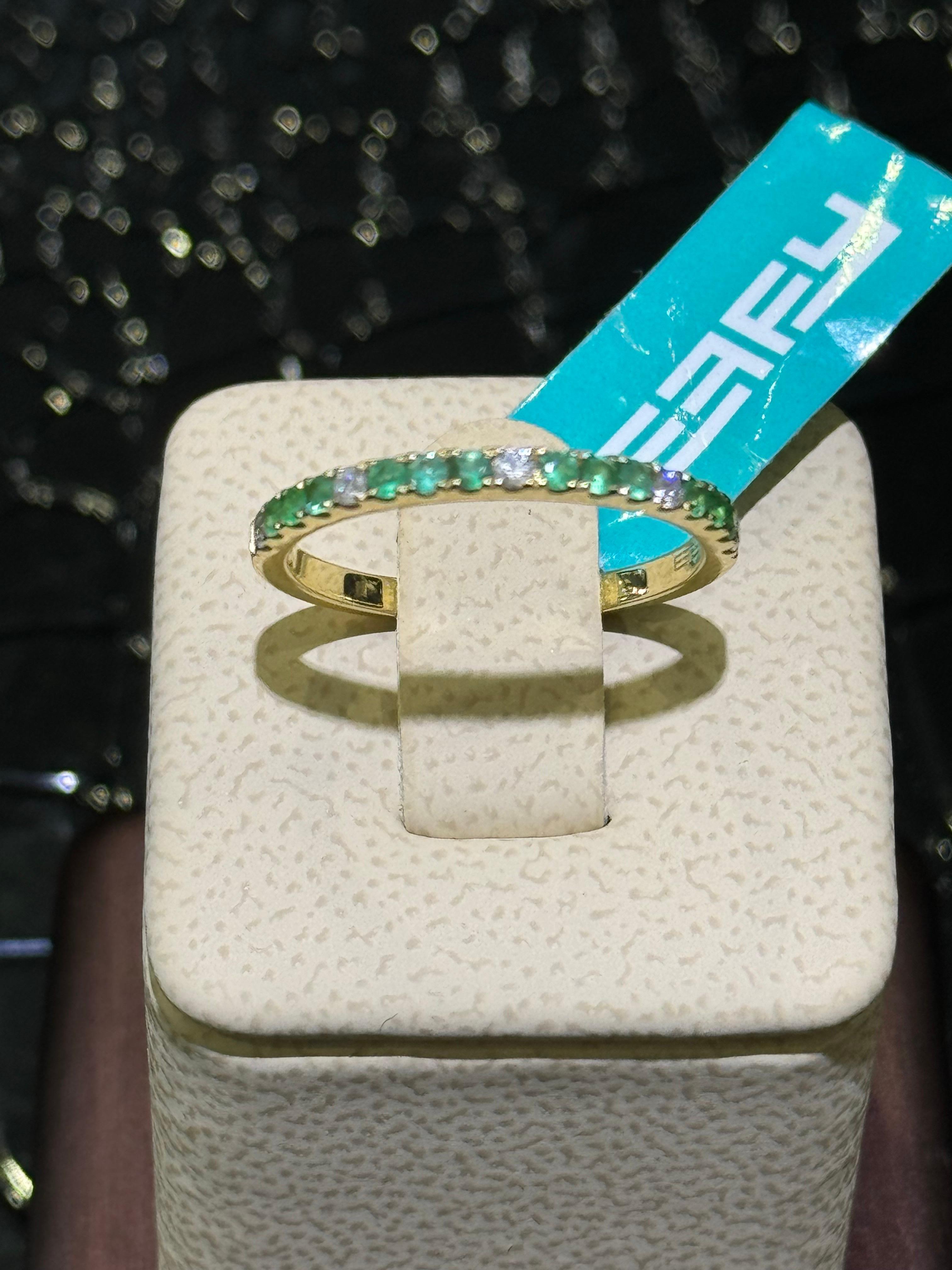 New Effy Emerald & Diamond Ring In 14k.

Approximately 0.05 carats in diamonds,

Approximately 0.12 carats in diamonds.

Size 6.75