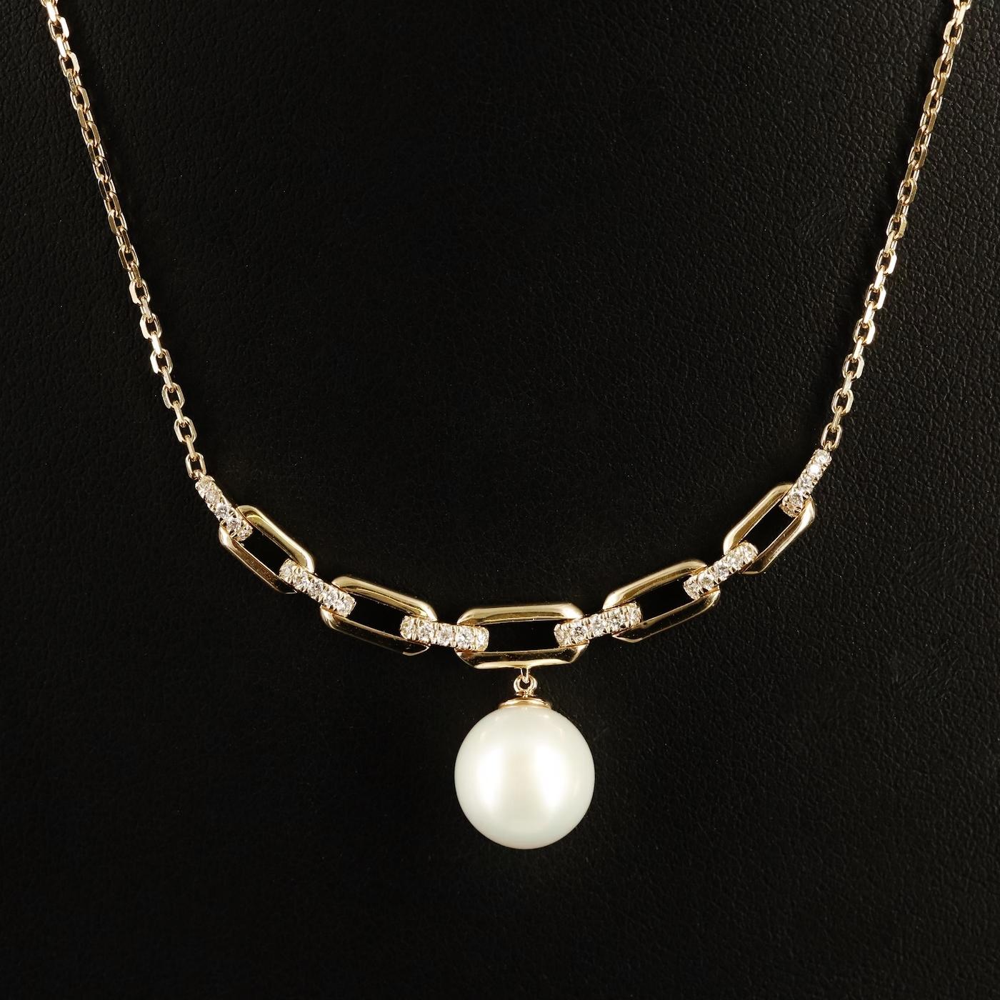 Designer EFFY necklace (stamped with the designer hallmarks)

NEW with tags, Tag Price $3950

Amazing Design, modern paperclip Design, studded with diamond and enhanced with a large AAA Pearl (9 mm large Pearl, creamy peachy whitish color)

14K
